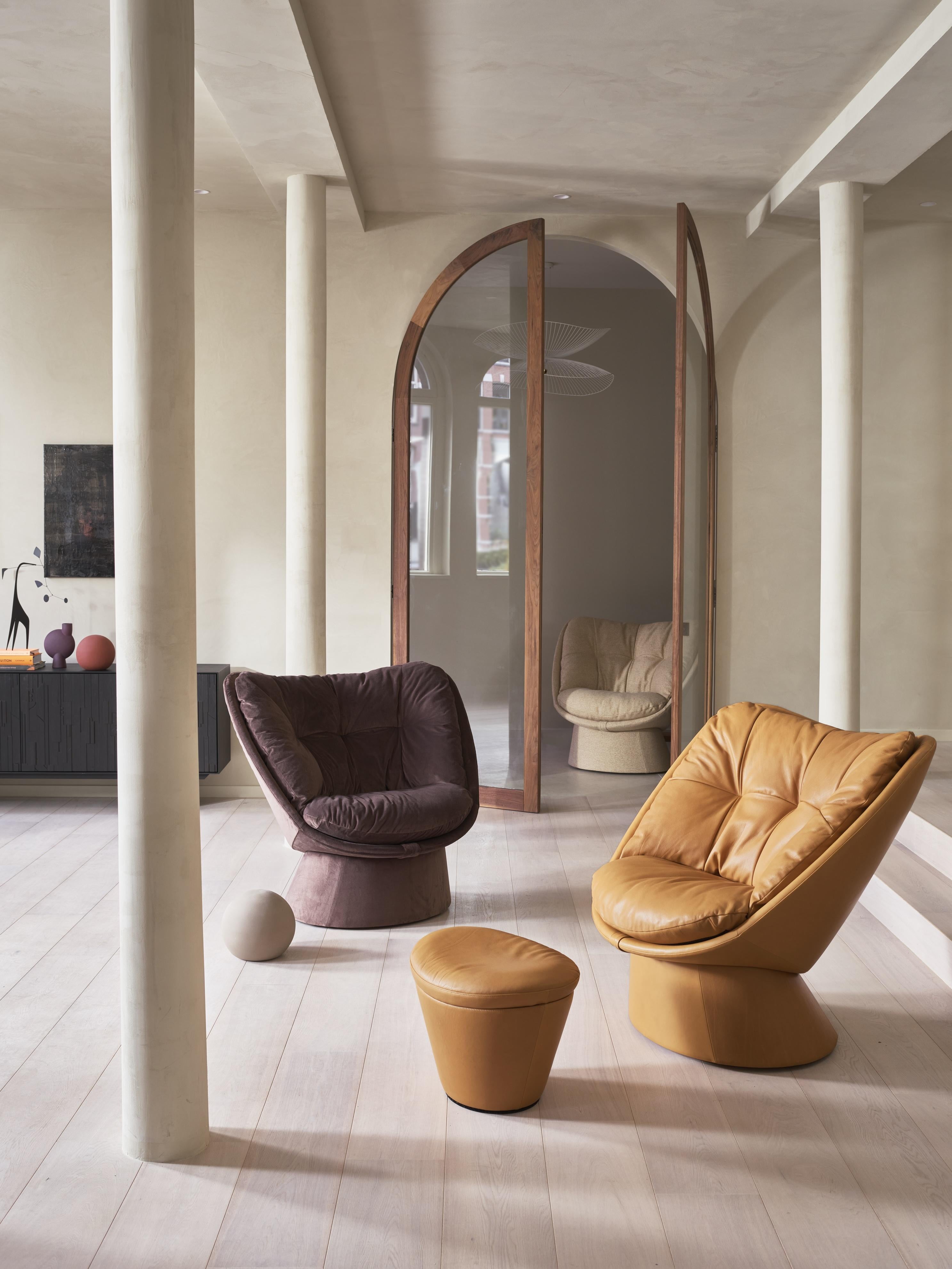 Lounge chair Fabian is understated, but also makes its
presence felt in a room. Envisioned as “a chair from which
you’ll never want to get up once you sit down.” The
lounge chair is made up of three main parts: the shell-
shaped seat, a back and