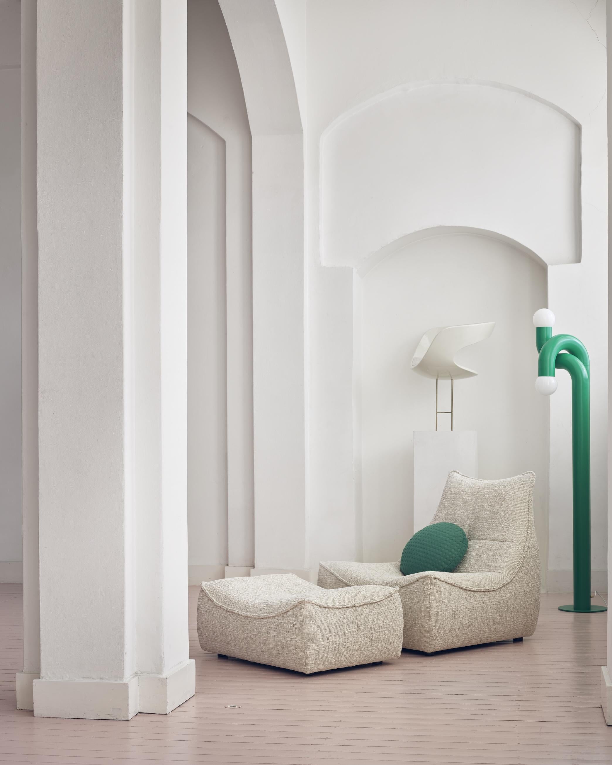 One of Montis’ first success stories is making a comeback. With its lowered back, enhanced comfort and additional capitons, our popular easy chair Florence has been updated to meet today’s quality standards.
Florence comes in either leather or a