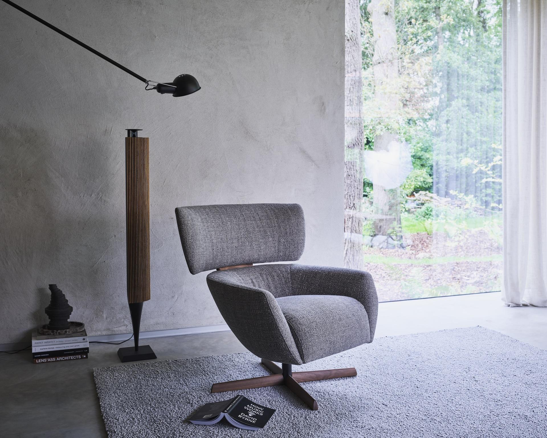 Precio indicado para el tejido inicial.

El sillón George garantiza un confort cerrado.
El respaldo y el asiento del George crean una línea fluida con su reposacabezas, que recuerda a una antena de radar. Gracias al asiento en forma de herradura y