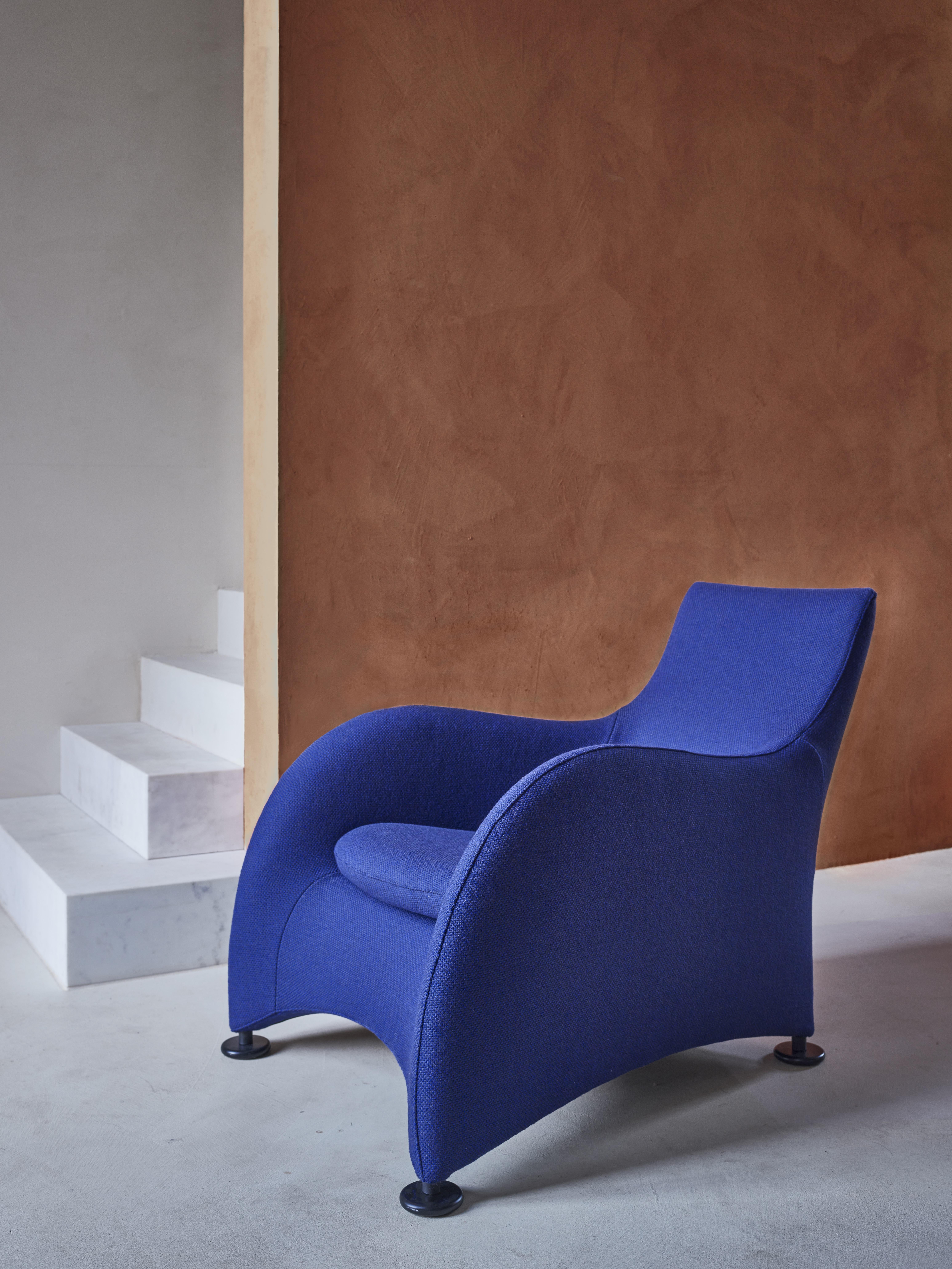  Gerard van den Berg • 1989 • Easy chair Distinguished streamlined shape
This armchair caters to people who love to slide right
down in a chair. Since the apparent shape is low and
deep, but the seat is actually shallow on the inside, the
Loge is