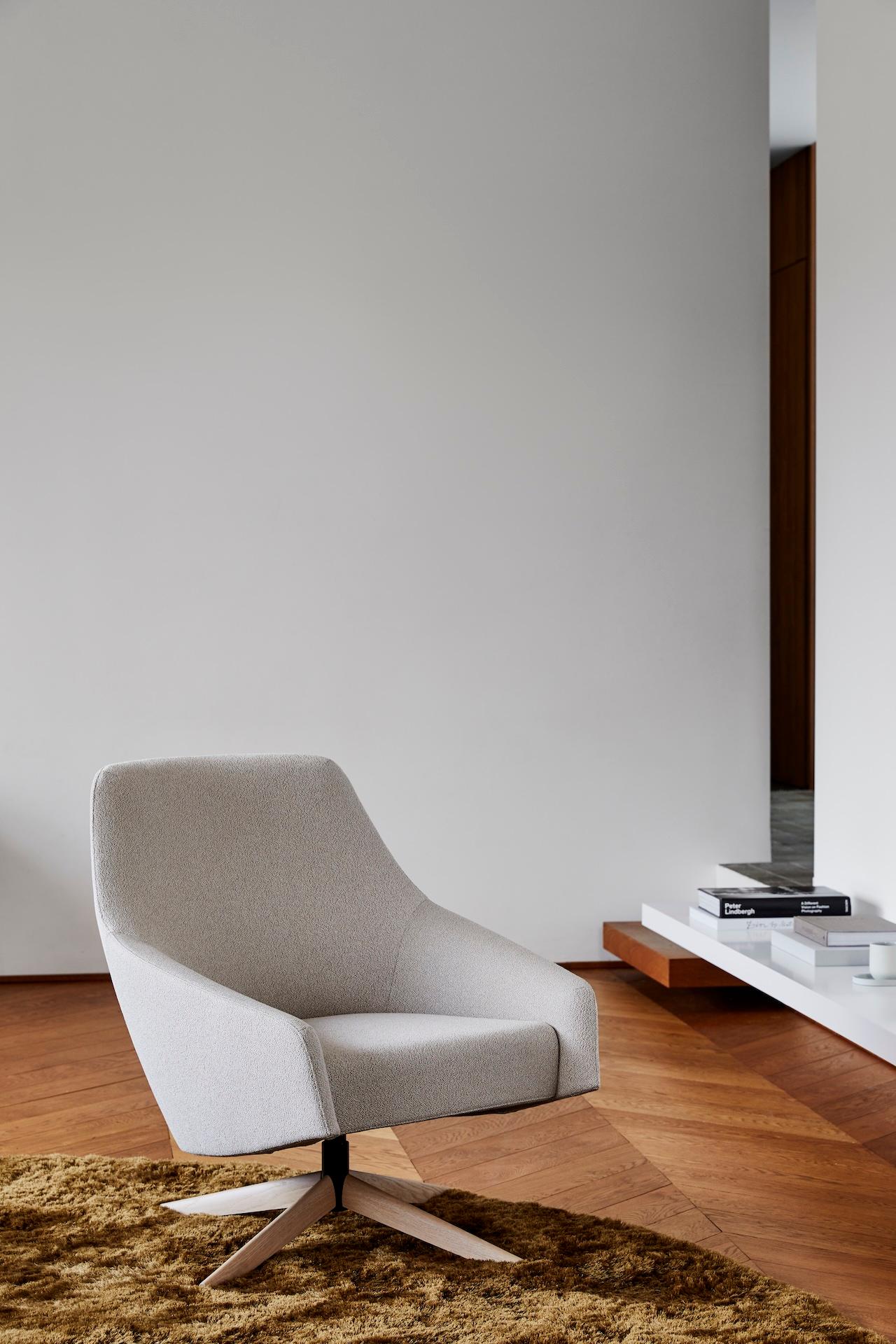 Silla baja giratoria Montis Puk personalizable by SIMON PENGELLY en venta 11