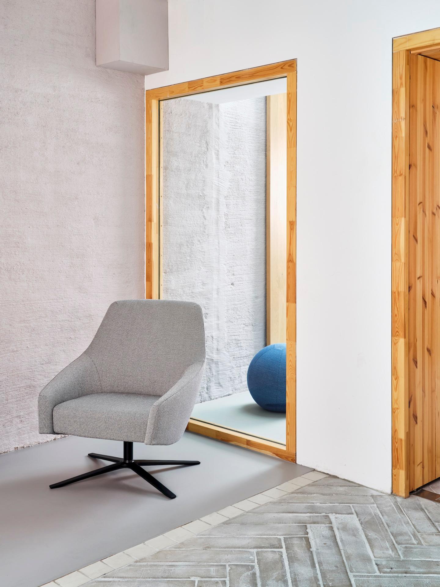 Silla baja giratoria Montis Puk personalizable by SIMON PENGELLY en venta 14