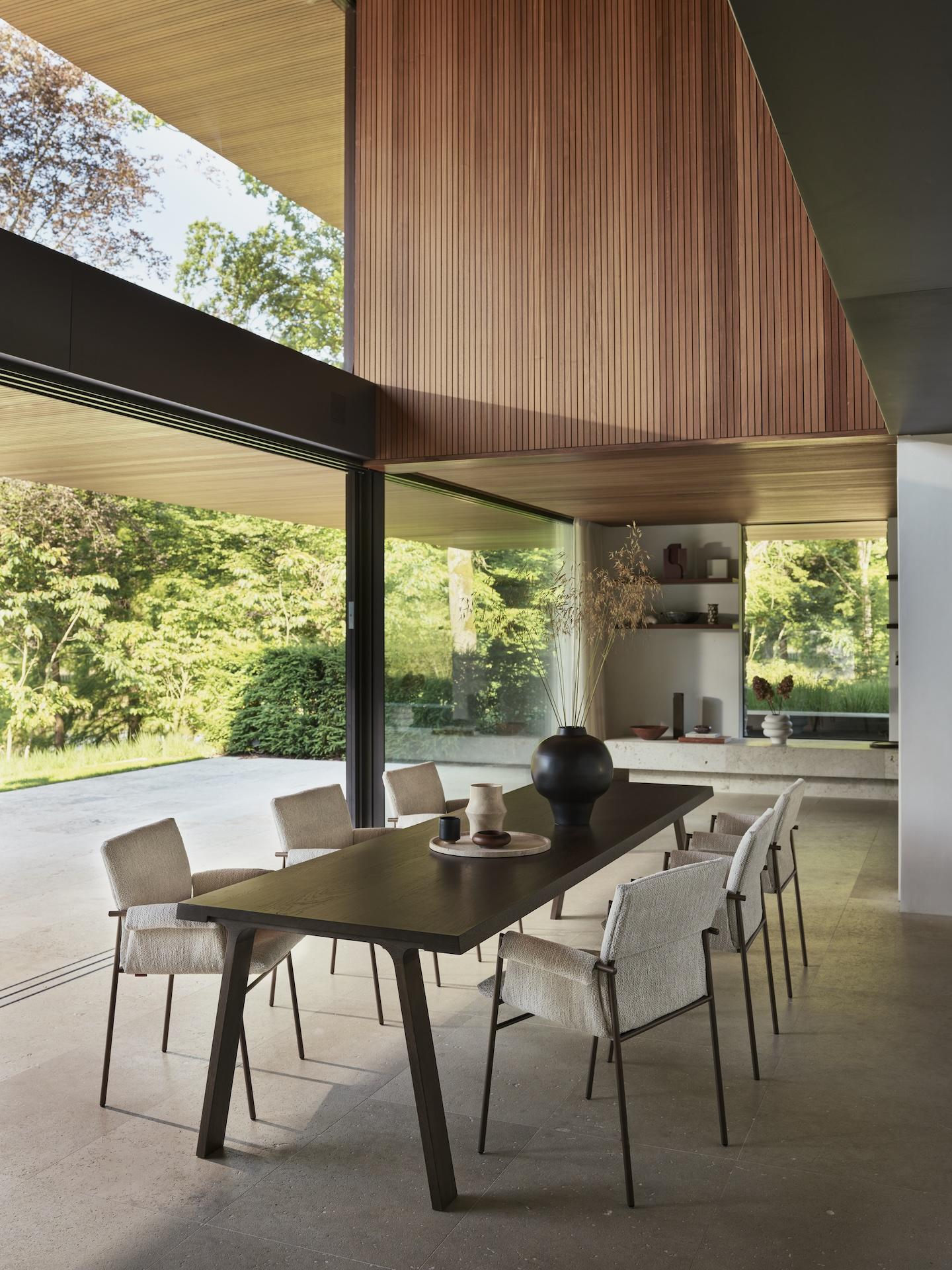 Is it a dining room chair, a project or conference chair?
With his flexible character, Yves is it all. Gerard van den
Berg devised a slender steel construction as the basis for a
unique chair with many faces.

Description
Metal frame:
* Matt black