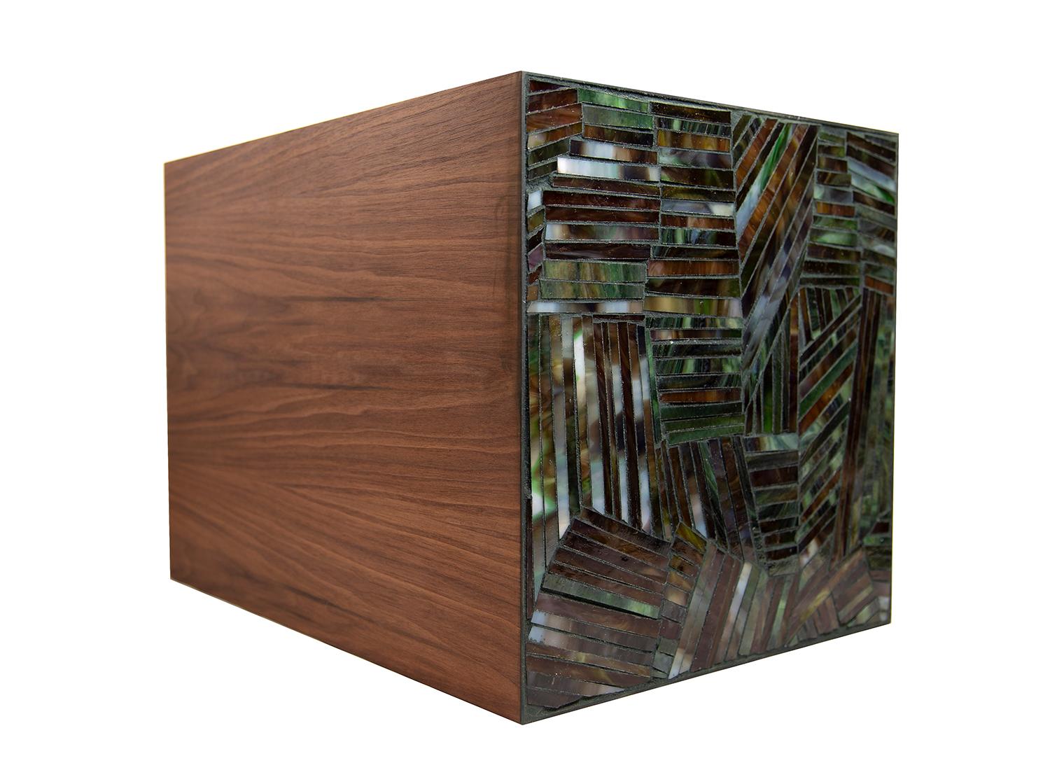 Moderner Natura-Sockel aus braunem Nussbaumholz mit facettiertem Glasmosaik von Ercole Home (Handgefertigt) im Angebot