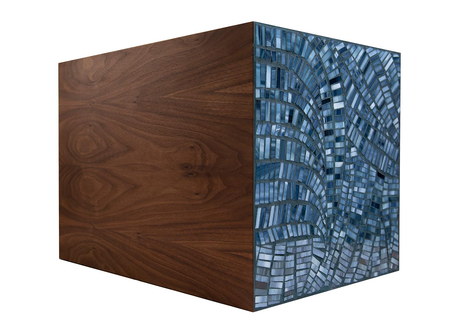 Fait main Piédestal moderne Natura en noyer brun avec mosaïque en verre prune par Ercole Home en vente