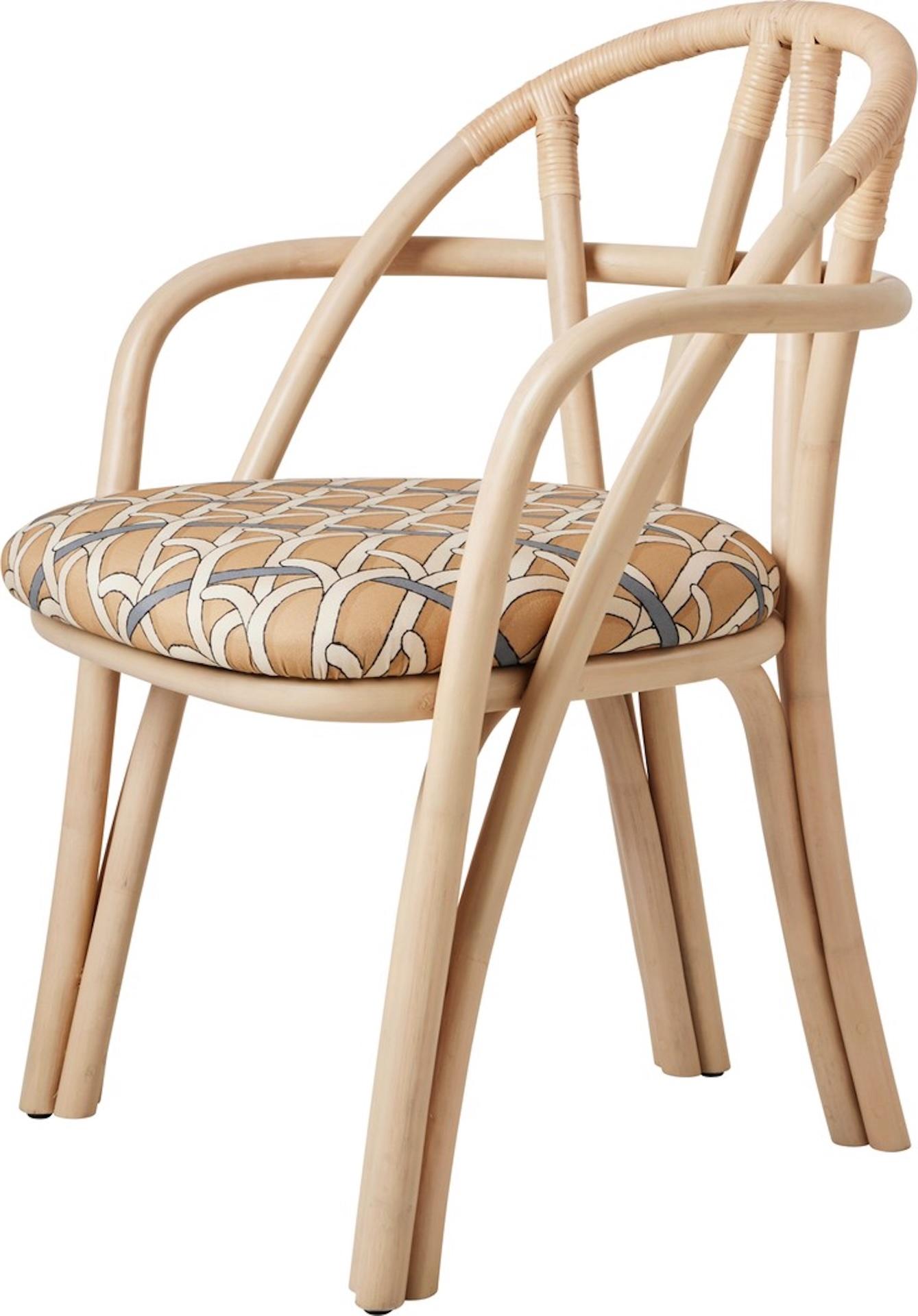 Designed for GUBI by Michele De Lucchi’s architecture practice, AMDL CIRCLE, Bistra is a
sculptural furniture collection that distills the classic bistro chair to its essential form, finding
elegance and timelessness in its core structural elements.