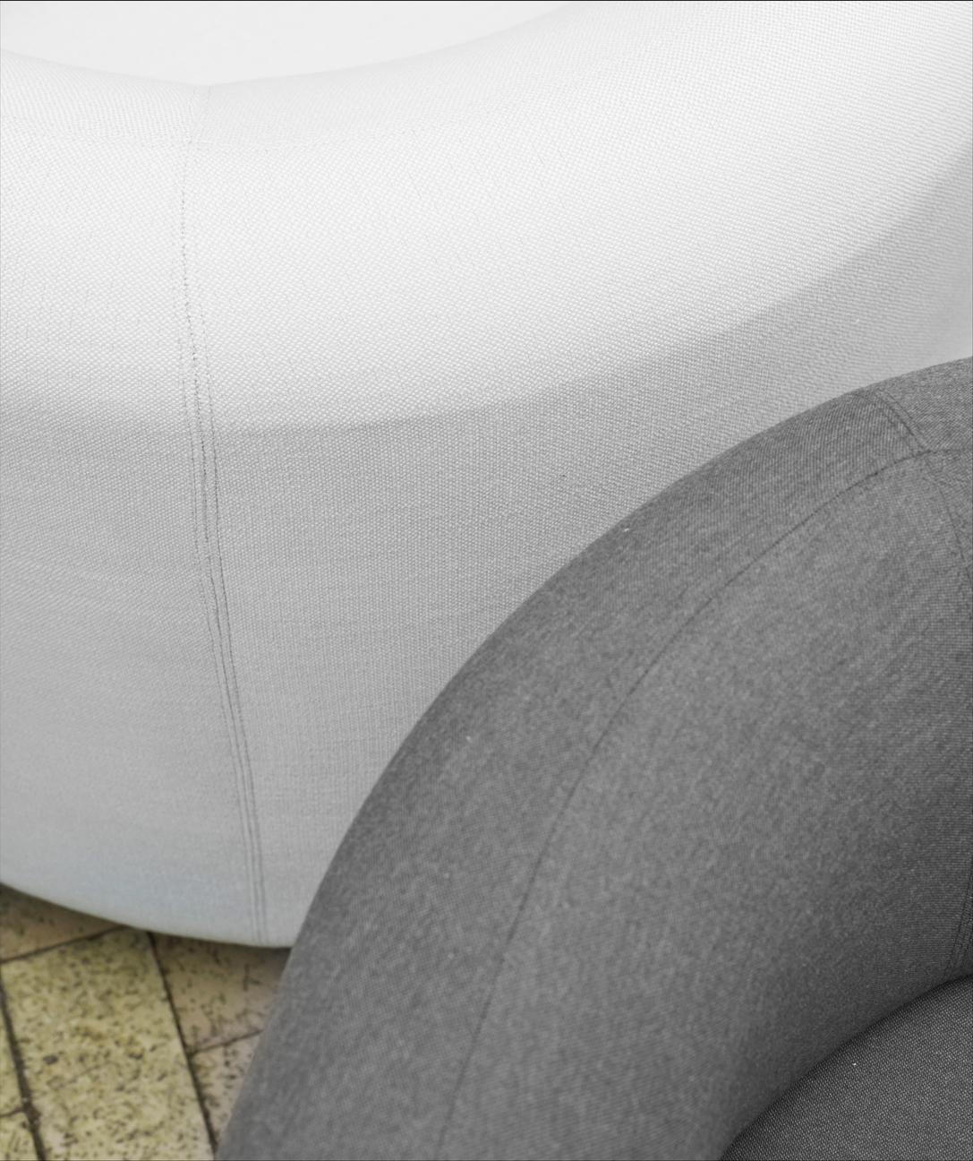Burra Lounge Chair W. Return
Dieser Artikel ist eine Sonderanfertigung und wird nach Ihren spezifischen Stoff- und Farbwünschen hergestellt. 
Der Burra Lounge Chair für den Außenbereich wurde für eine Vielzahl von Umgebungen im Freien entwickelt. Er