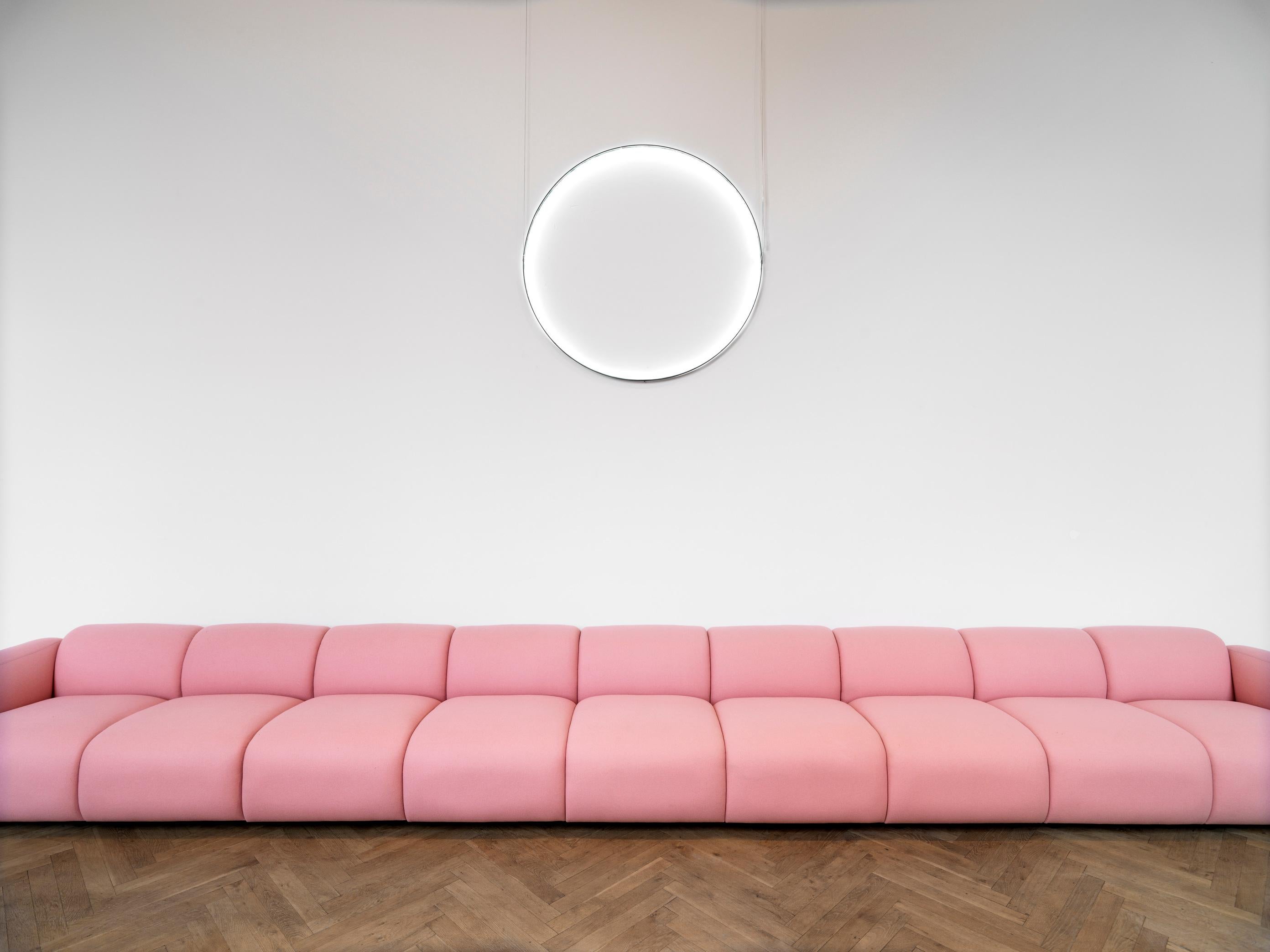 Tolles Sofa
Swell ist eine minimalistische Möbelkollektion für das Wohnzimmer mit einer verspielten, unbeschwerten Ausstrahlung. Die weichen, geschwungenen Silhouetten verleihen den Möbelstücken ein einladendes Aussehen und sorgen für einen