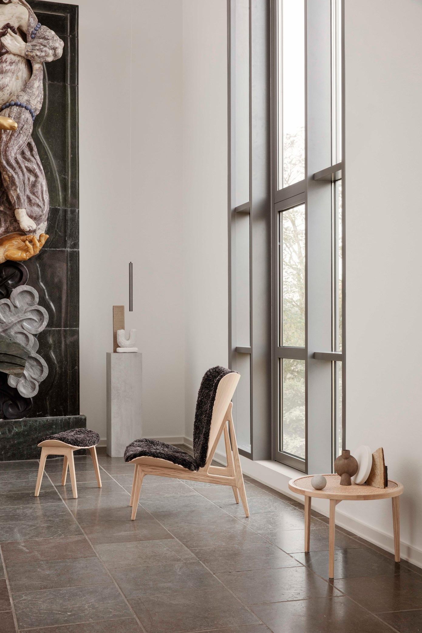 La série Elephant est une interprétation moderne du minimalisme scandinave combiné à l'esthétique japonaise.
La chaise longue Elephant est conçue comme une chaise longue moderne et s'inspire des chaises rembourrées des années 1950 et du design des