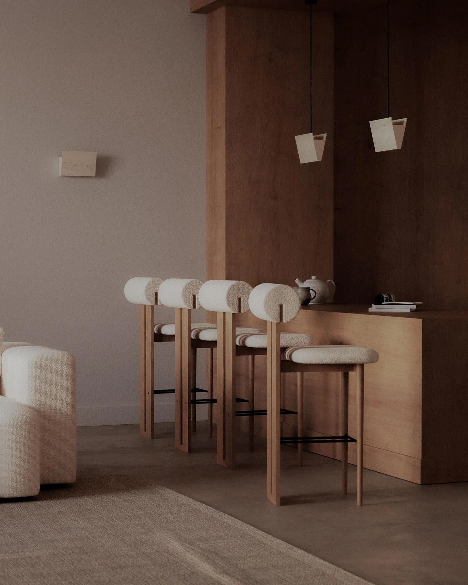 Reposant sur deux solides pieds en bois reliant sans transition l'assise et le dossier, Hippo Counter & Bar sont des versions plus hautes de l'emblématique chaise Hippo.

Le profil en bois distinctif agit comme un élément presque architectural qui