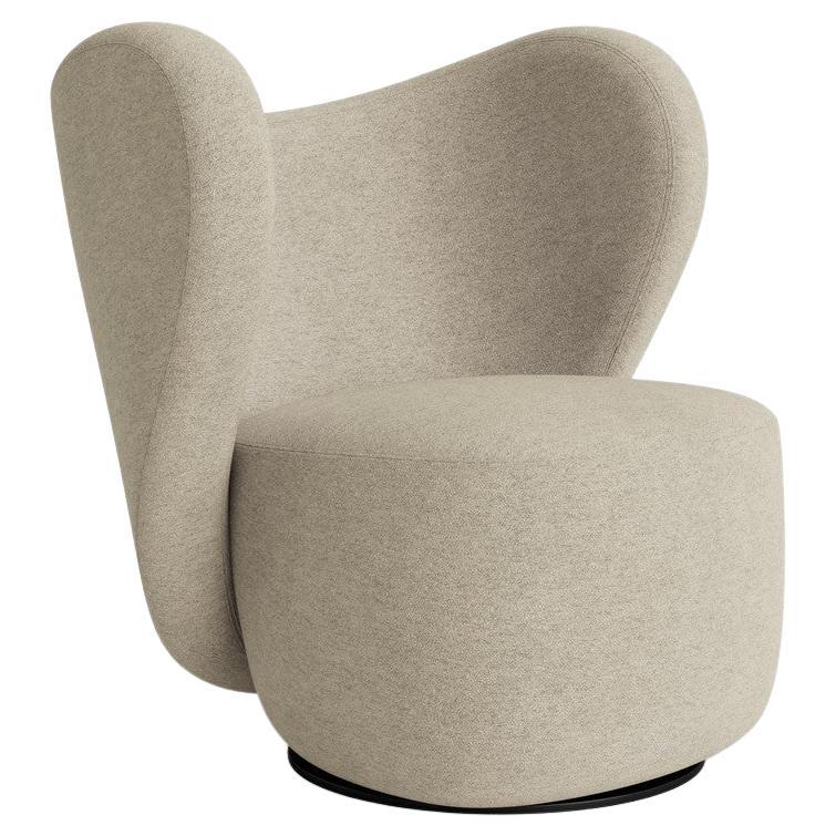With its sculptural and organic shape, the Little Big Chair is a welcoming lounge chair. The soft, low back wraps around you and the hidden swivel base accentuates that feeling of being cocooned. Comfort was the starting point of this design, and