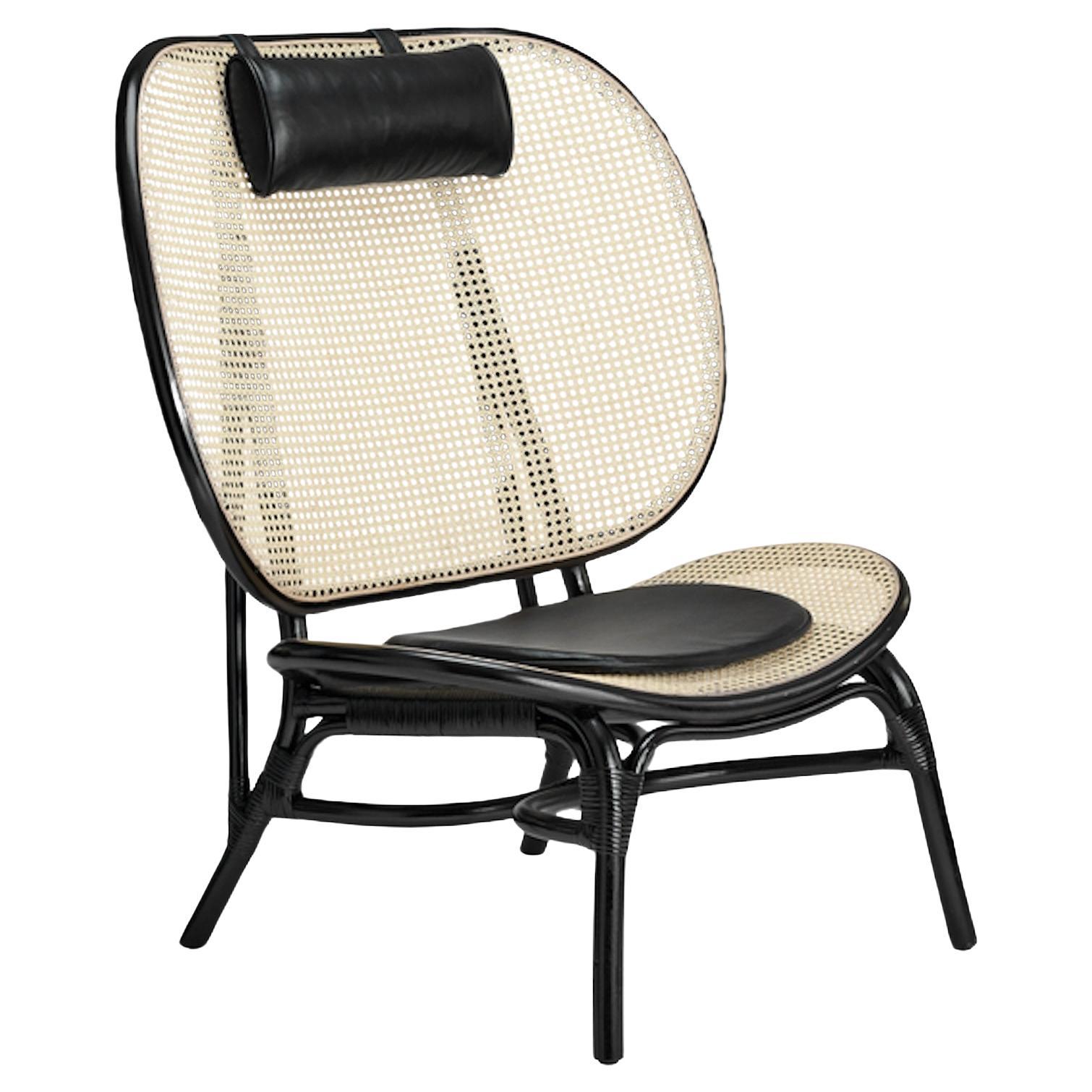 La chaise Nomad est une interprétation nordique de la traditionnelle chaise marocaine en osier.
Fabriqué par des artisans qualifiés, il se compose d'une large assise et d'un dossier fabriqués à partir de deux cadres en bambou moulé avec incrustation