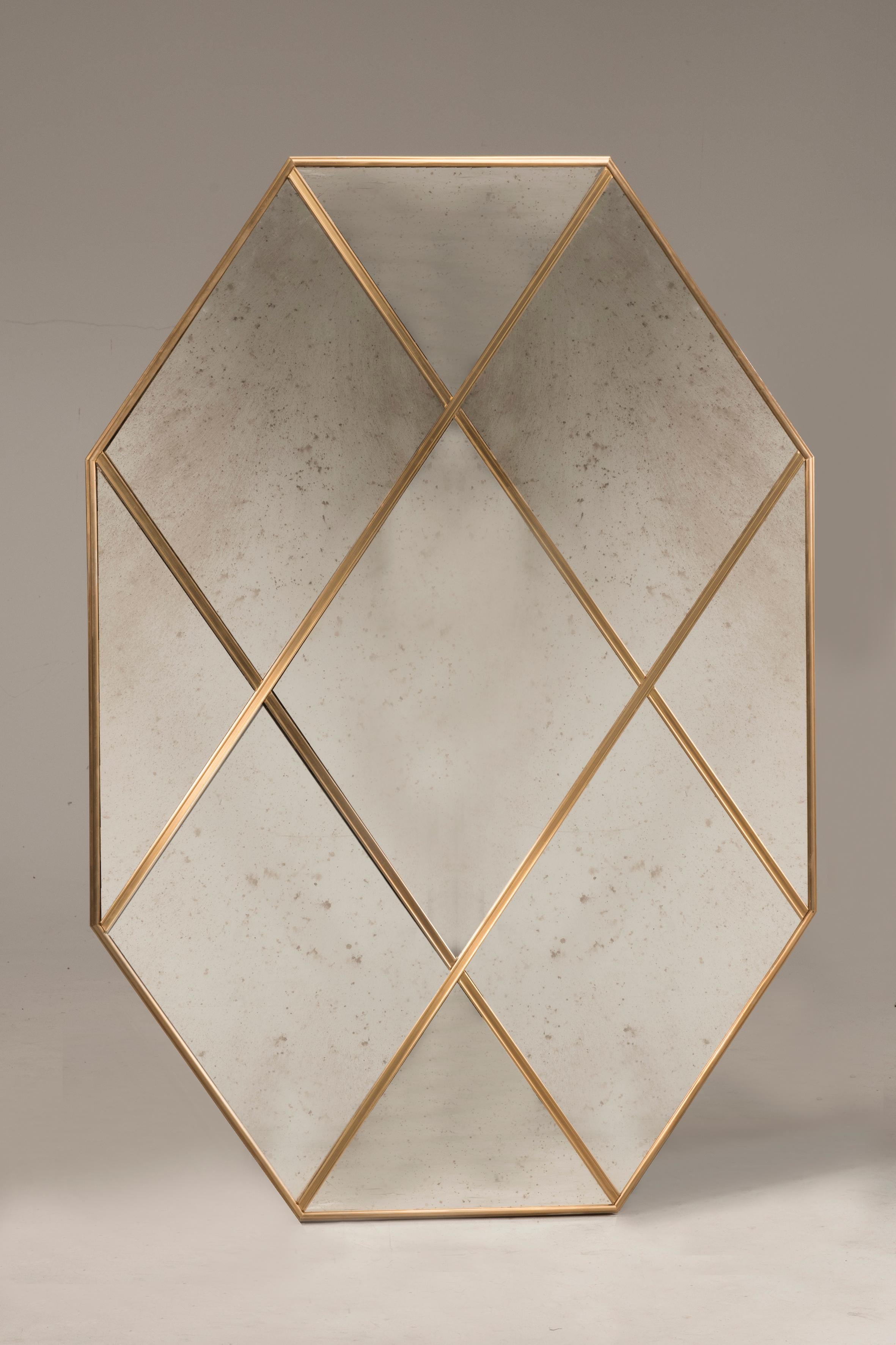 Pescetta präsentiert seine neue Kollektion von zeitgenössischen, individuell gestaltbaren Spiegeln mit Messingrahmen. Mit ihrem Messingrahmen und der mehrteiligen Fensteroptik sind diese Spiegel dem Art-déco-Stil des frühen 20. Jahrhunderts