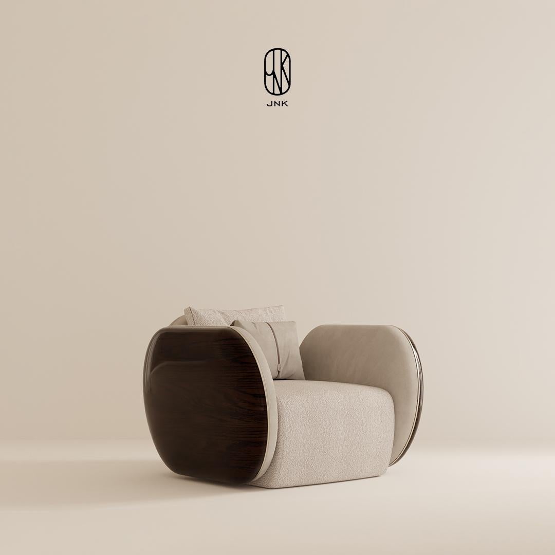 Sillón Oro: La mezcla perfecta de elegancia y comodidad

El Sillón Oro está diseñado para aportar un toque de sofisticación a tus espacios vitales. La suavidad del tejido importado, combinada con la elegancia de la chapa de nogal brillante de los