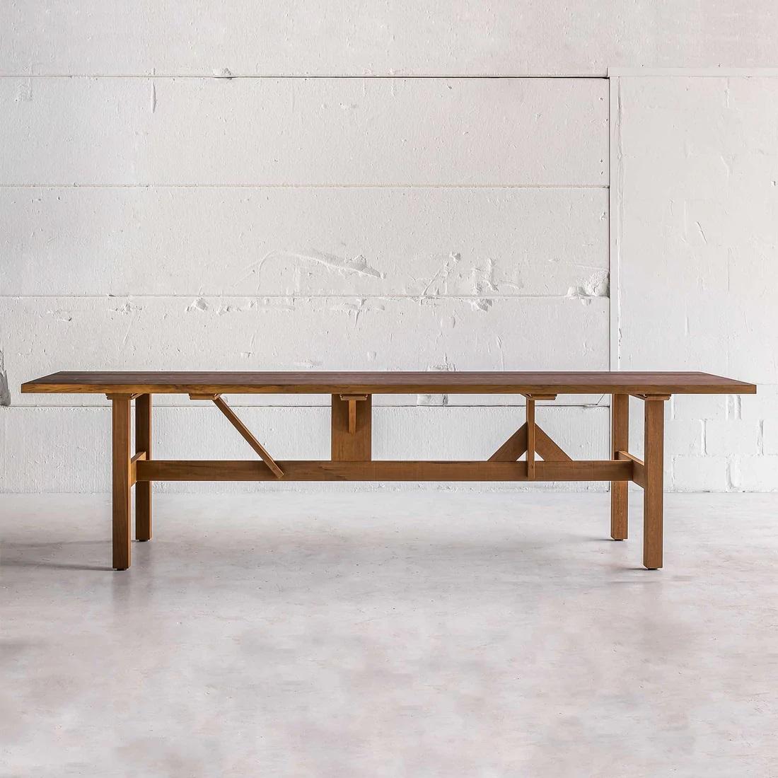 Dieser Outdoor-Tisch ist aus massivem Fraké gefertigt. Jede Befestigung des Tischfußes ist so konzipiert, dass sie maximale Stabilität gewährleistet und gleichzeitig zu seiner außergewöhnlichen Ästhetik beiträgt.
Aus massivem Fraké-Holz gefertigt
