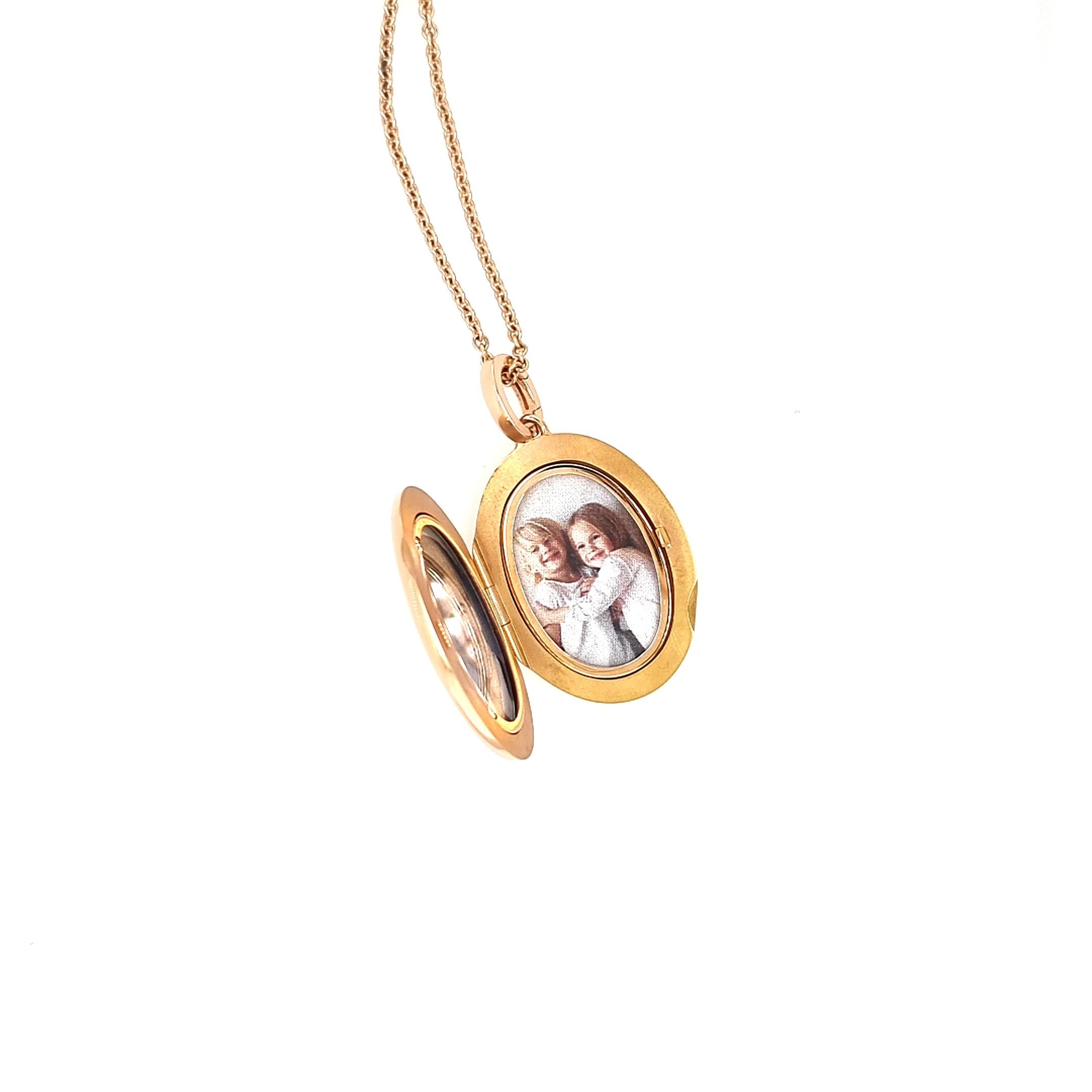 Customizable Oval Polished Locket Pendant Necklace  - 18k Rose Gold 23.0*32.0 mm For Sale 7