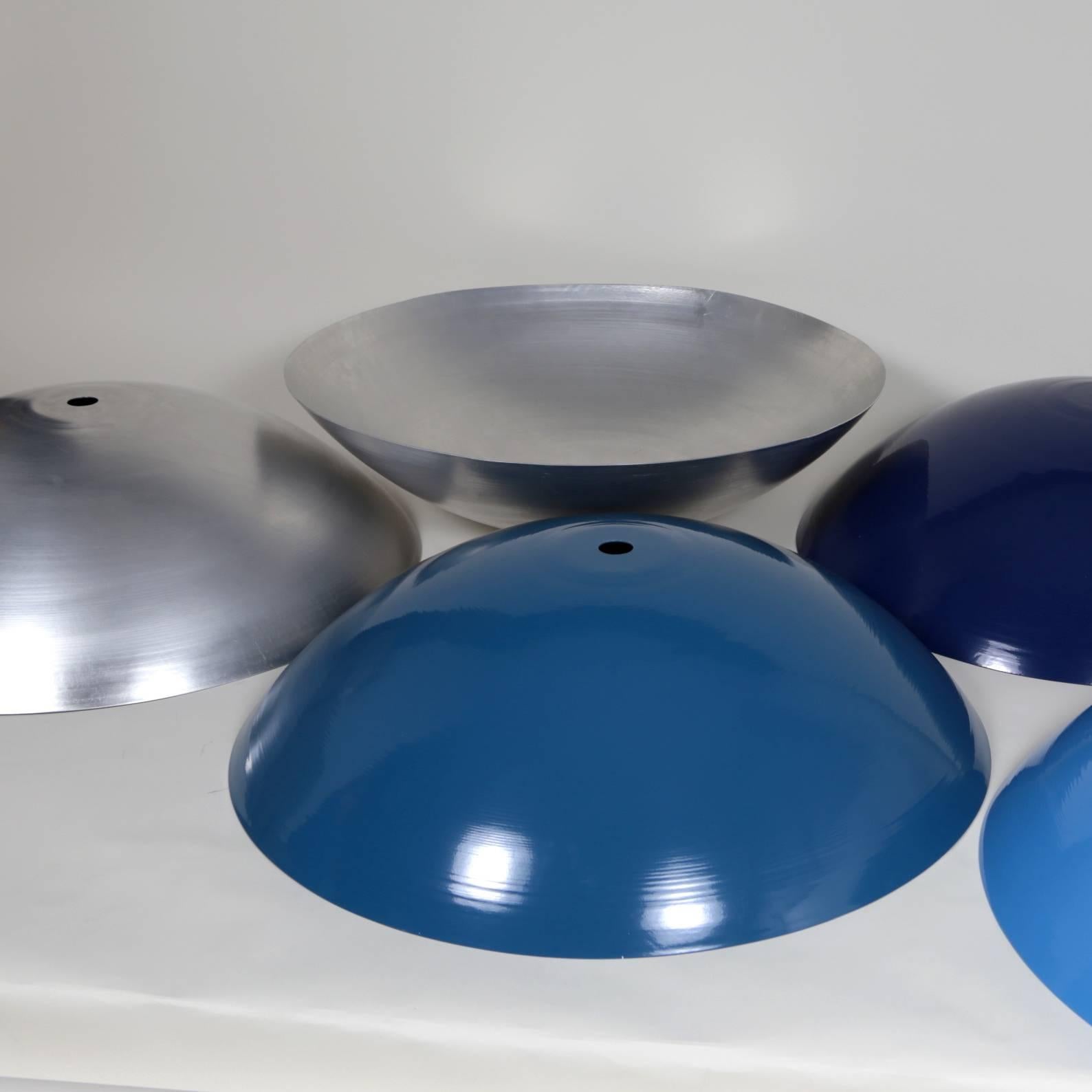 XXI secolo e contemporaneo Pendente oversize personalizzabile di Research.Lighting, alluminio cerato, MTO in vendita
