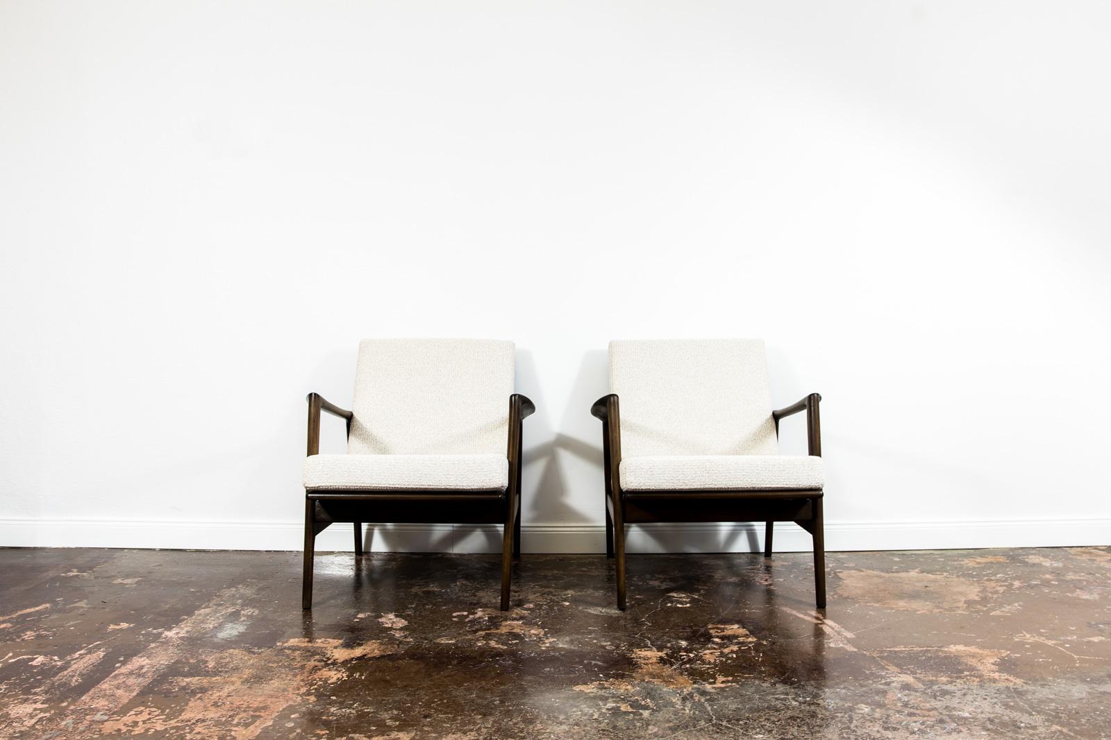 Customizable Pair of Mid Century Modern Armchairs Type 300-130, 1960s, Poland
Reupholstered in cream white soft fabric.
Solid beech frames have been completely restored and refinished.
We offer fabric customization upon request.