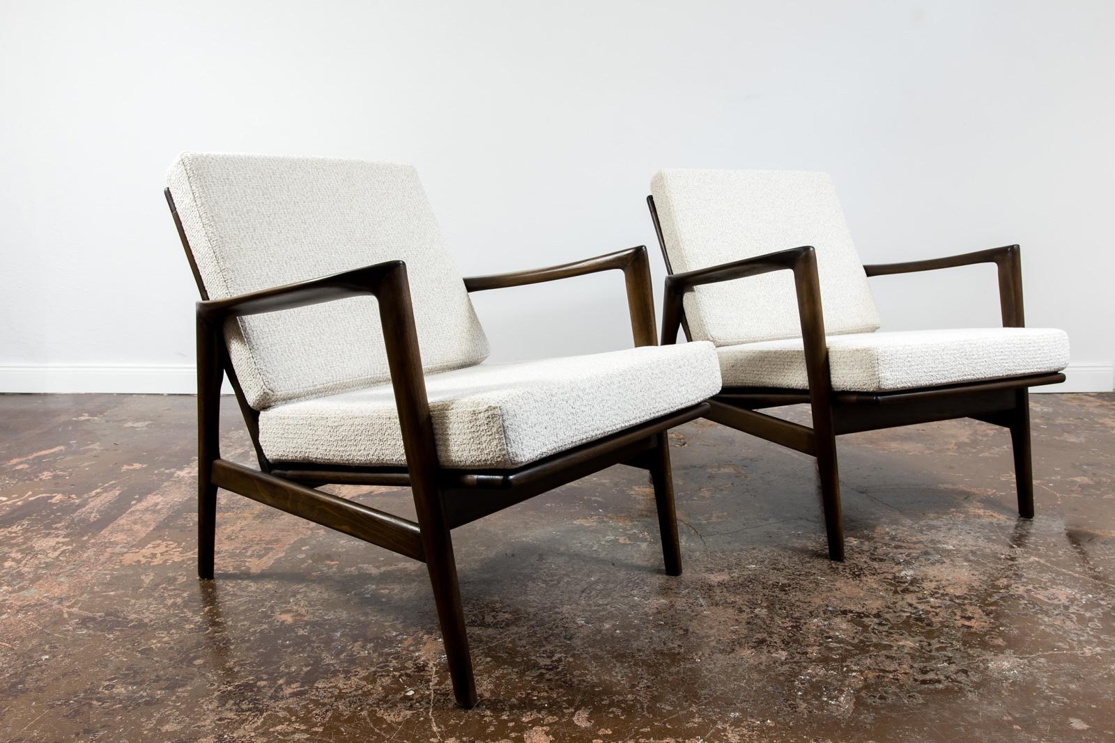 Customizable Pair of Mid Century Modern Armchairs Type 300-130, 1960s, Poland For Sale 1