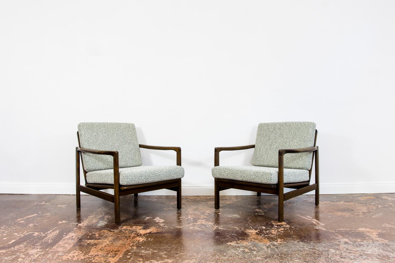 Paire de fauteuils restaurés par Zenon Bączyk type B7522 , années 1960. Pologne
Reupholstered green and white woven fabric (tissu vert et blanc).
Les cadres en bois massif ont été entièrement restaurés et remis à neuf.
Nous offrons la possibilité de