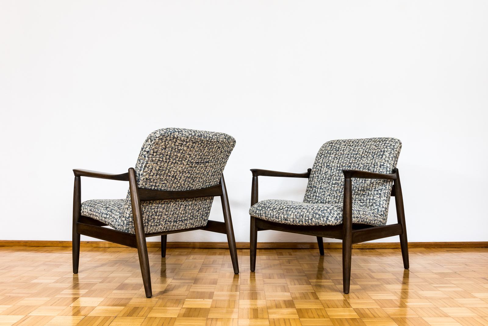 Anpassbares Paar restaurierter Sessel aus der Mitte des Jahrhunderts von Edmund Homa, 1960er Jahre (Polnisch) im Angebot