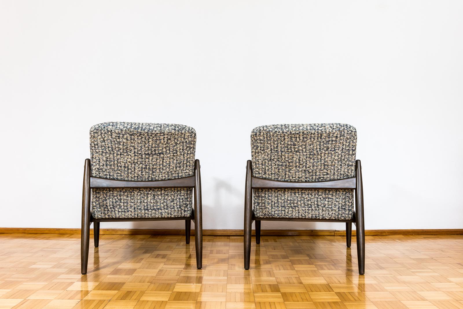 Anpassbares Paar restaurierter Sessel aus der Mitte des Jahrhunderts von Edmund Homa, 1960er Jahre (Stoff) im Angebot