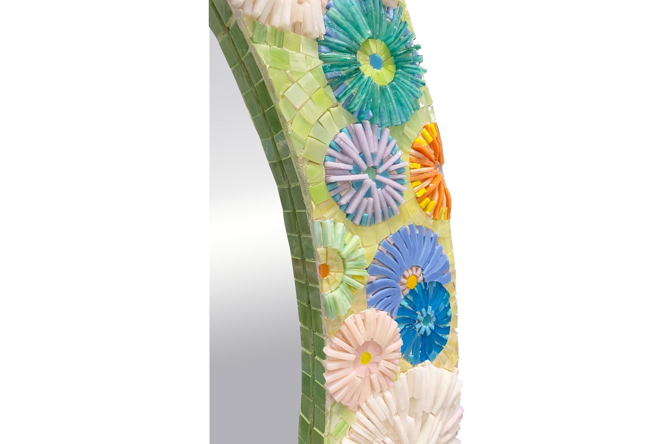 Moderne Miroir ovale moderne en mosaïque de fleurs en verre pastel par Ercole Home en vente