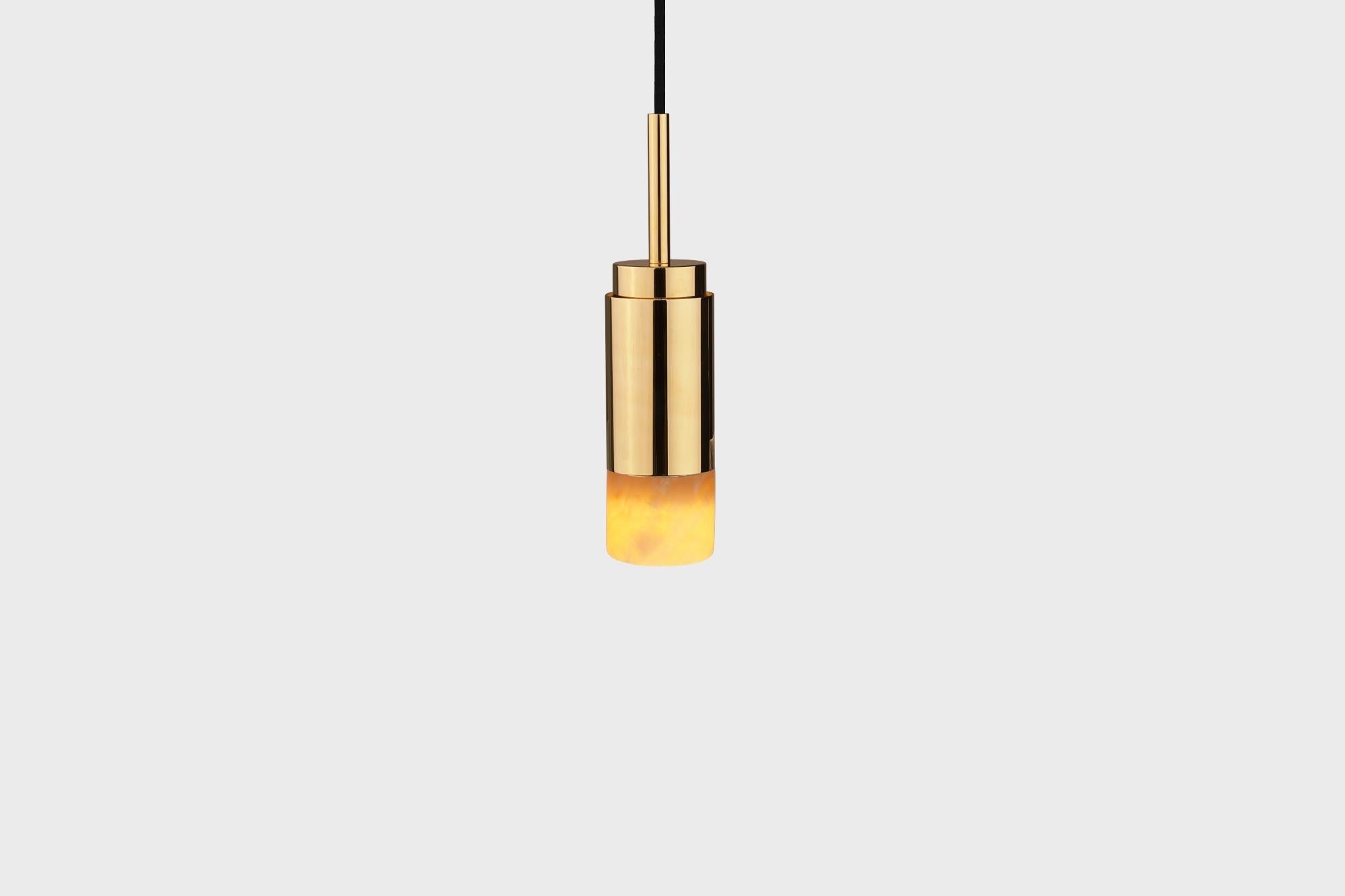 Lampe pendante personnalisable 'Donya Spot' par Anour, cylindre ambre, laiton poli

Dimensions :
ø 6 cm x H. 25 cm

Détails techniques :
- 240V / 120V
- Ampoule GU 10 (ampoule non incluse)
- Puissance : Max. 6 W

Corde : 
- Corde textile noire de