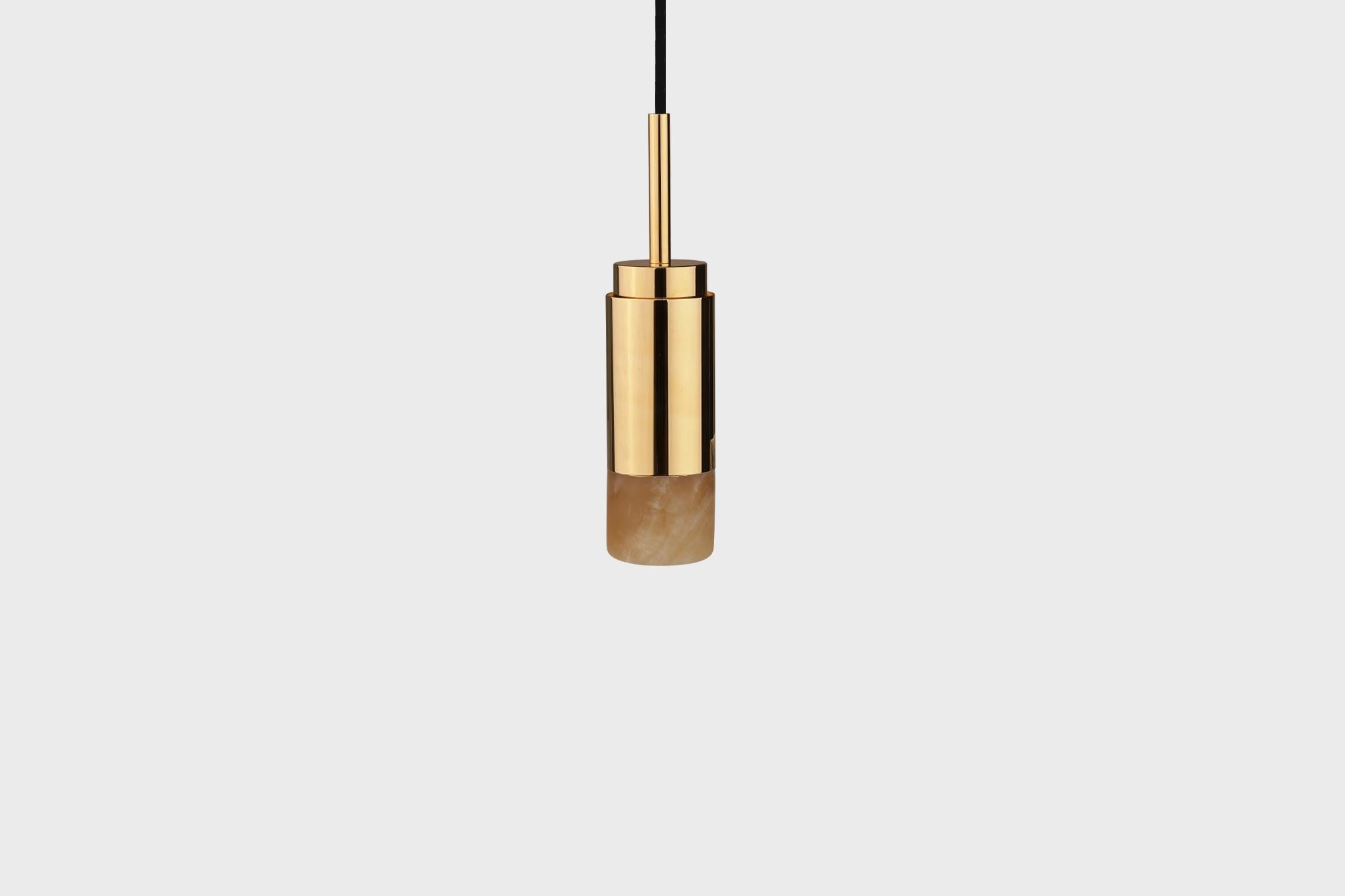Moderne Lampe pendante personnalisable 'Donya Spot' par Anour, cylindre ambre, laiton poli en vente