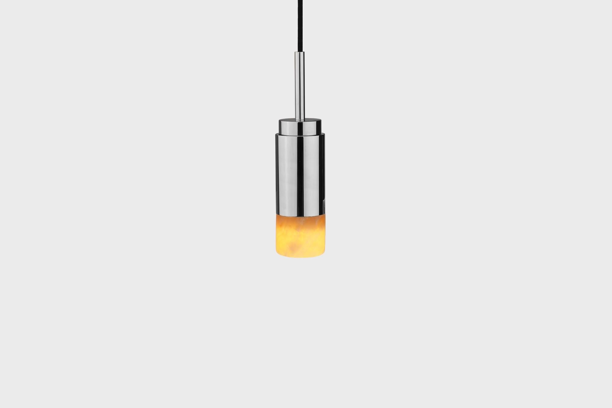 Lampe suspendue personnalisable 'Donya Spot' par Anour, cylindre ambré, acier inoxydable

Dimensions :
ø 6 cm x H. 25 cm

Détails techniques :
- 240V / 120V
- Ampoule GU 10 (ampoule non incluse)
- Puissance : Max. 6 W

Corde : 
- Corde textile noire