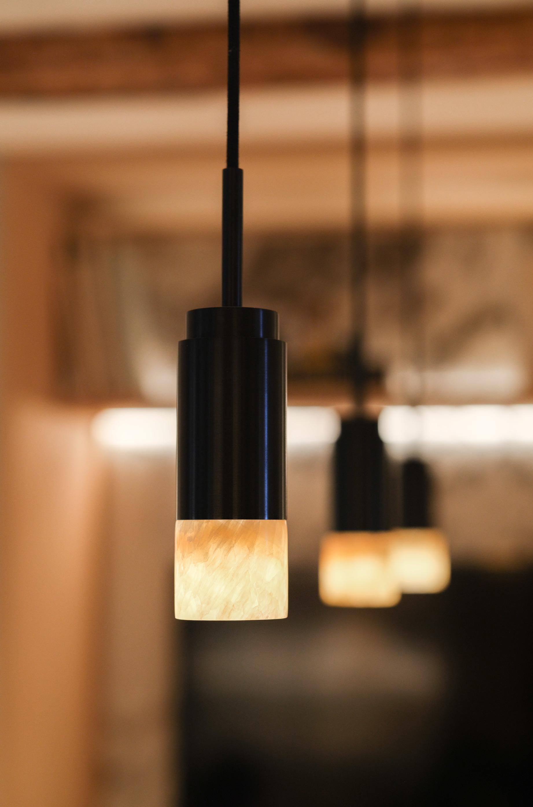 Lampe suspendue personnalisable 'Donya Spot' par Anour, cylindre ambré, acier poli Neuf - En vente à Paris, IDF