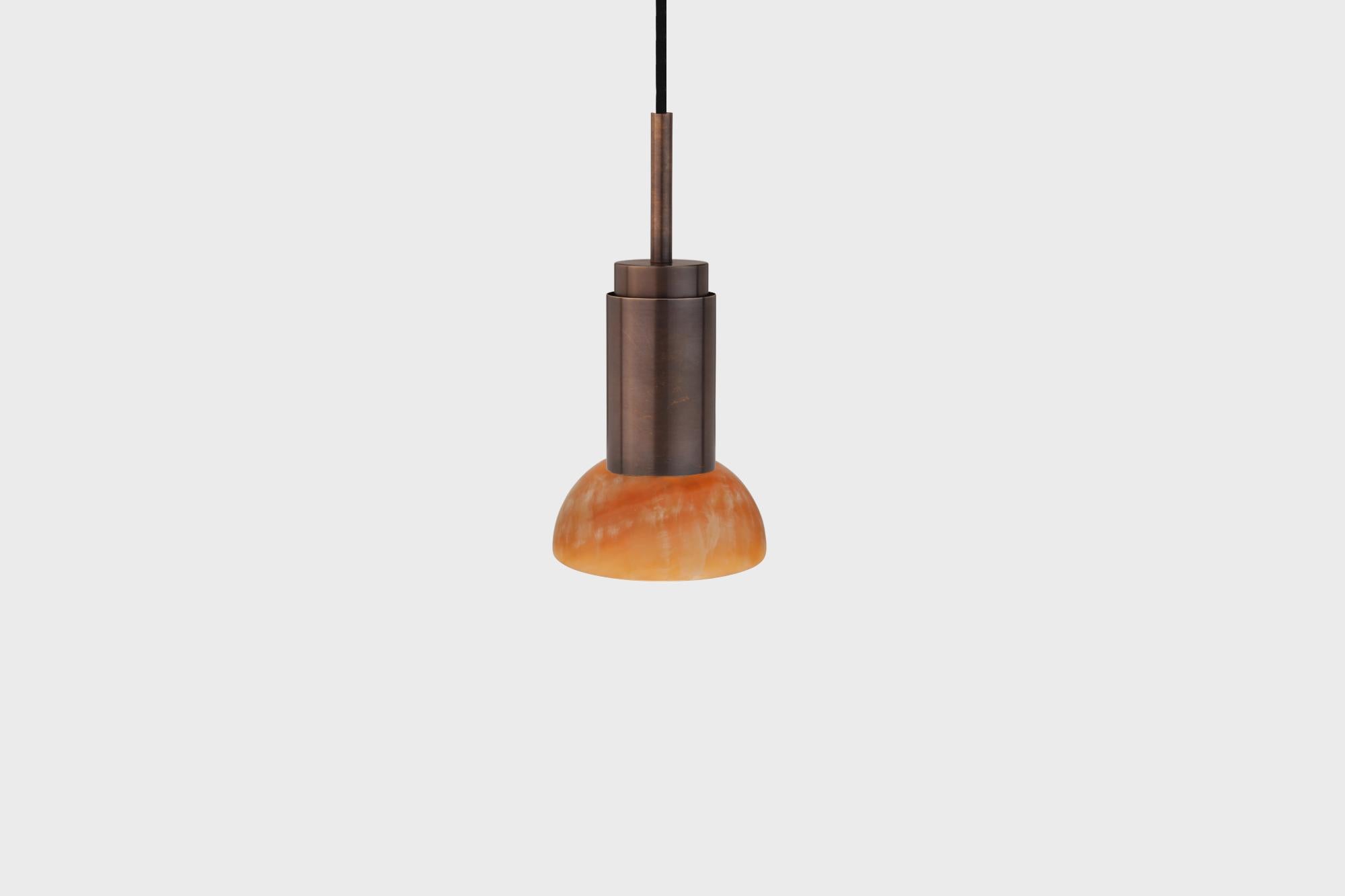 Lampe pendante personnalisable 'Donya Spot' by Anour, Amber Moon, Browned Brass

Dimensions :
ø 12 cm x H. 25 cm

Détails techniques :
- 240V / 120V
- Ampoule GU 10 (ampoule non incluse)
- Puissance : Max. 6 W

Corde : 
- Corde textile noire de 3,2m