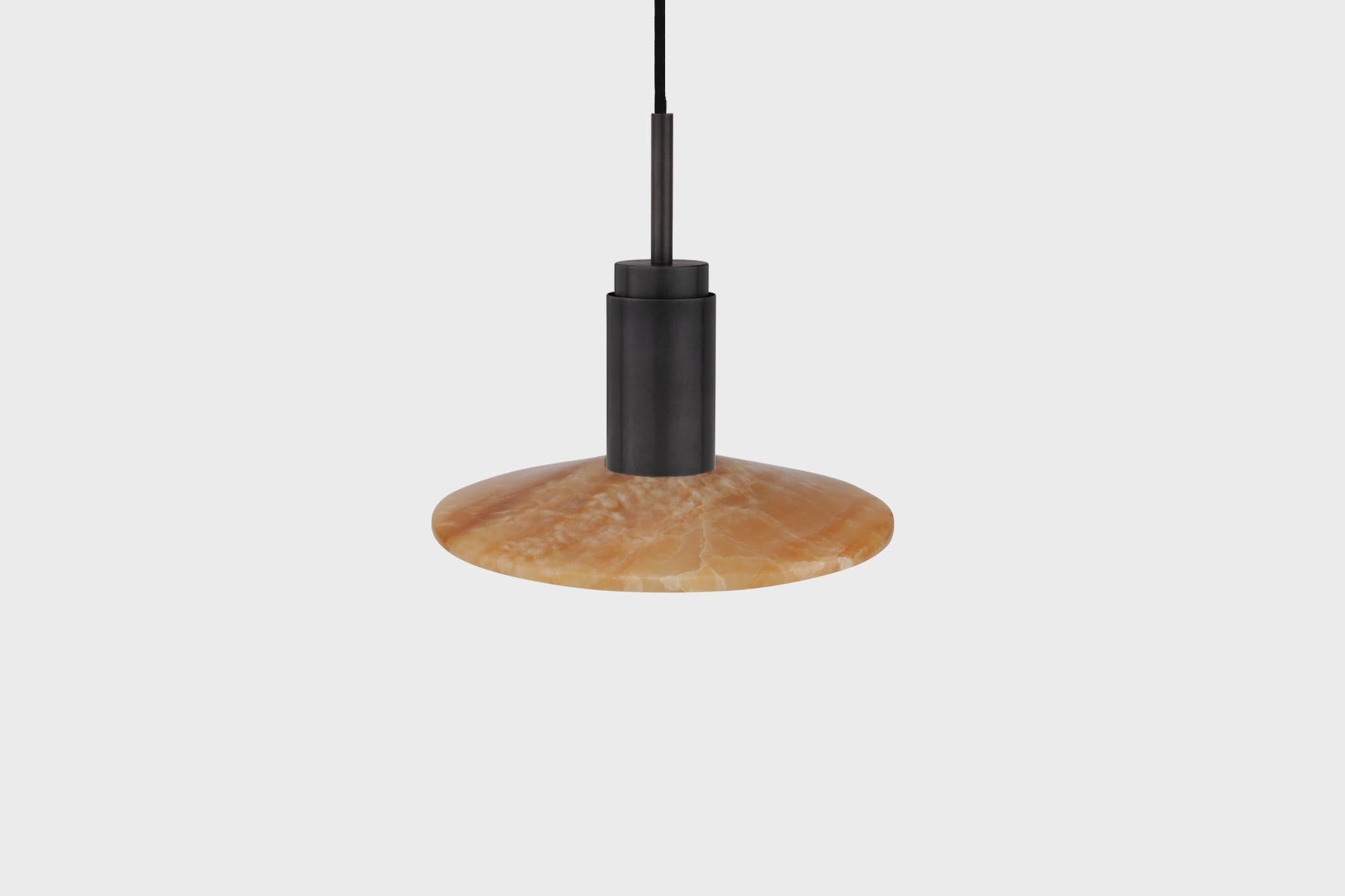 Lampada a sospensione personalizzabile 'Donya Spot' di Anour, solare ambra, acciaio nero

Dimensioni:
ø 26 cm x H. 24 cm

Dettagli tecnici:
- 240V / 120V
- Lampadina GU 10 (lampadina non inclusa)
- Potenza: Max. 6 W

Cavo: 
- Corde da 3,2 m in