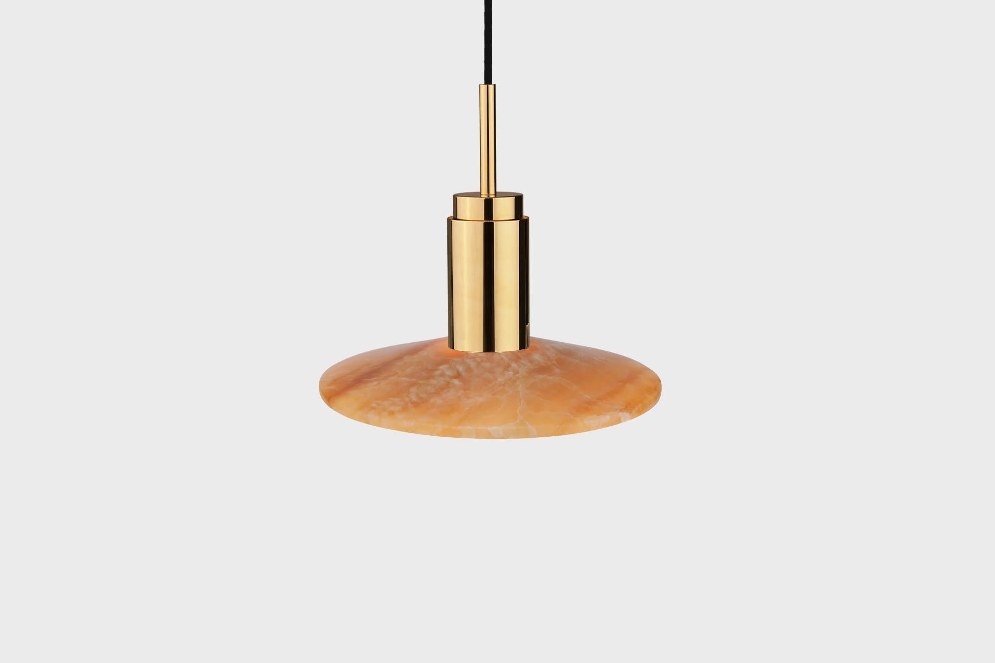 Lampada a sospensione personalizzabile 'Donya Spot' di Anour, Ambra solare, Ottone lucido

Dimensioni:
ø 26 cm x H. 24 cm

Dettagli tecnici:
- 240V / 120V
- Lampadina GU 10 (lampadina non inclusa)
- Potenza: Max. 6 W

Cavo: 
- Corde da 3,2 m in