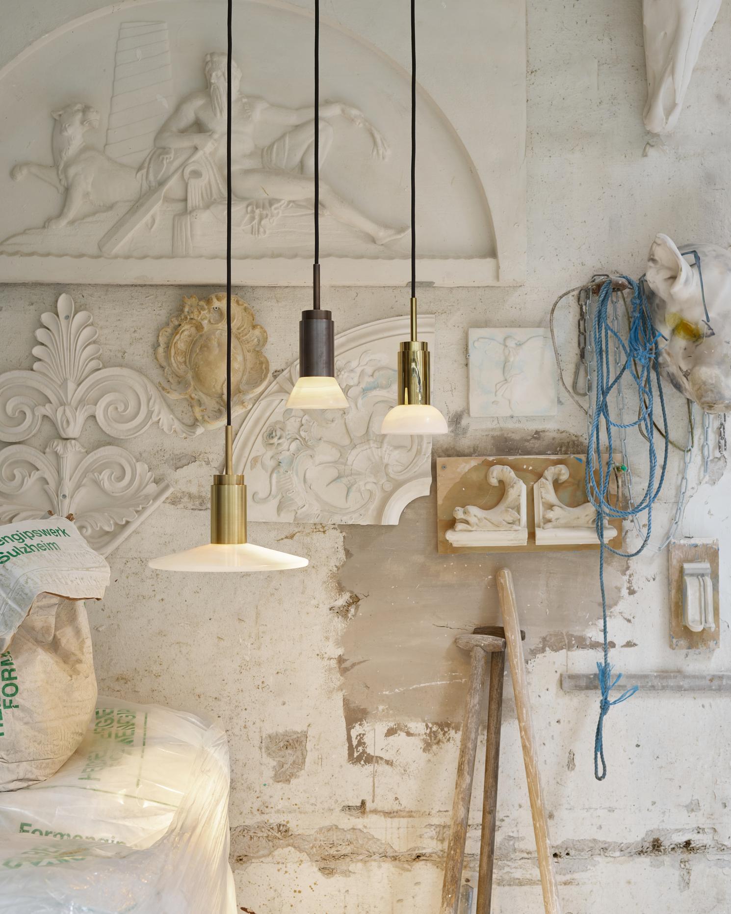 Danese Lampada a sospensione personalizzabile 'Donya Spot' di Anour, Ambra solare, Ottone lucido in vendita