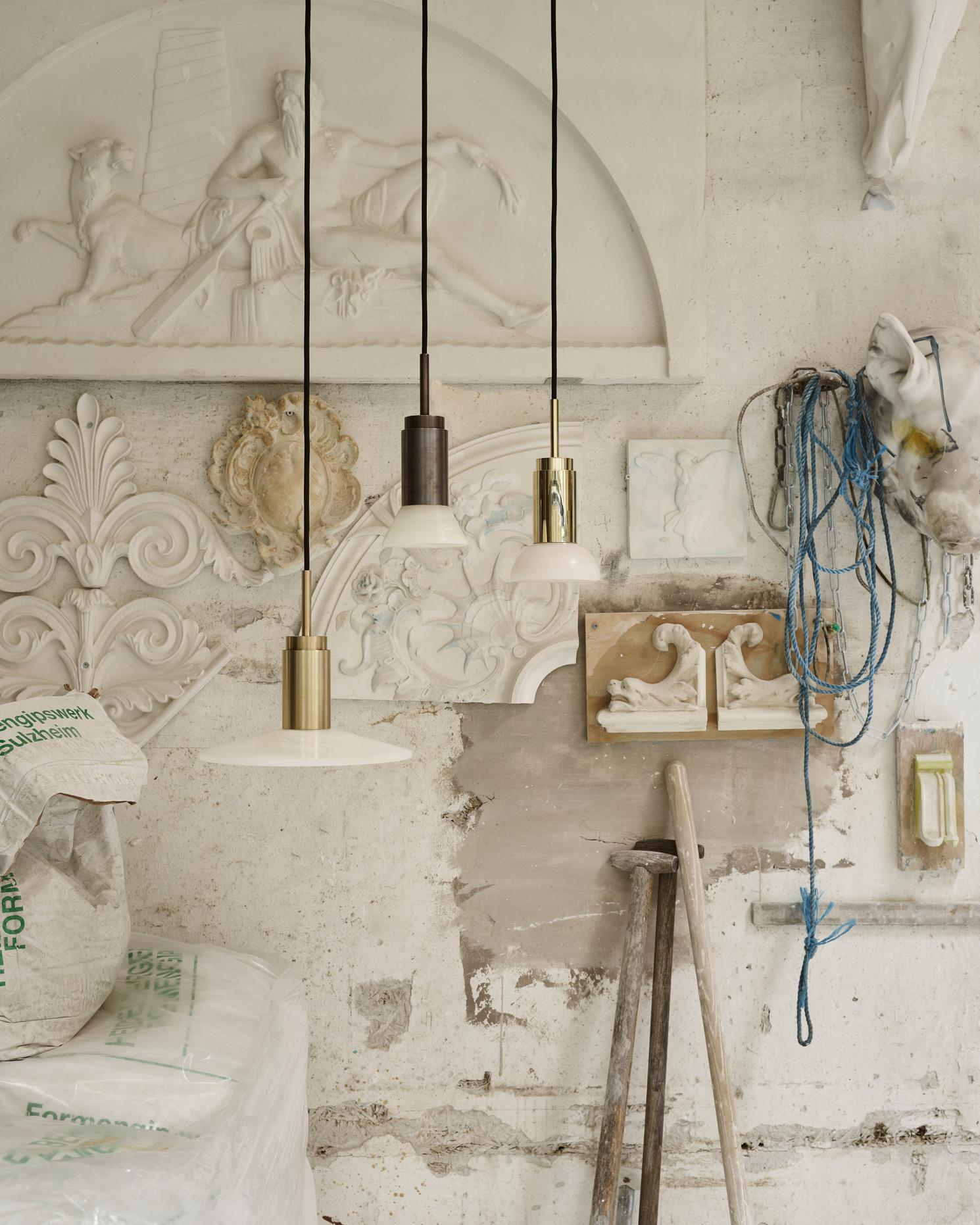 Lampada a sospensione personalizzabile 'Donya Spot' di Anour, Ambra solare, Ottone lucido In condizioni Nuovo in vendita a Paris, IDF