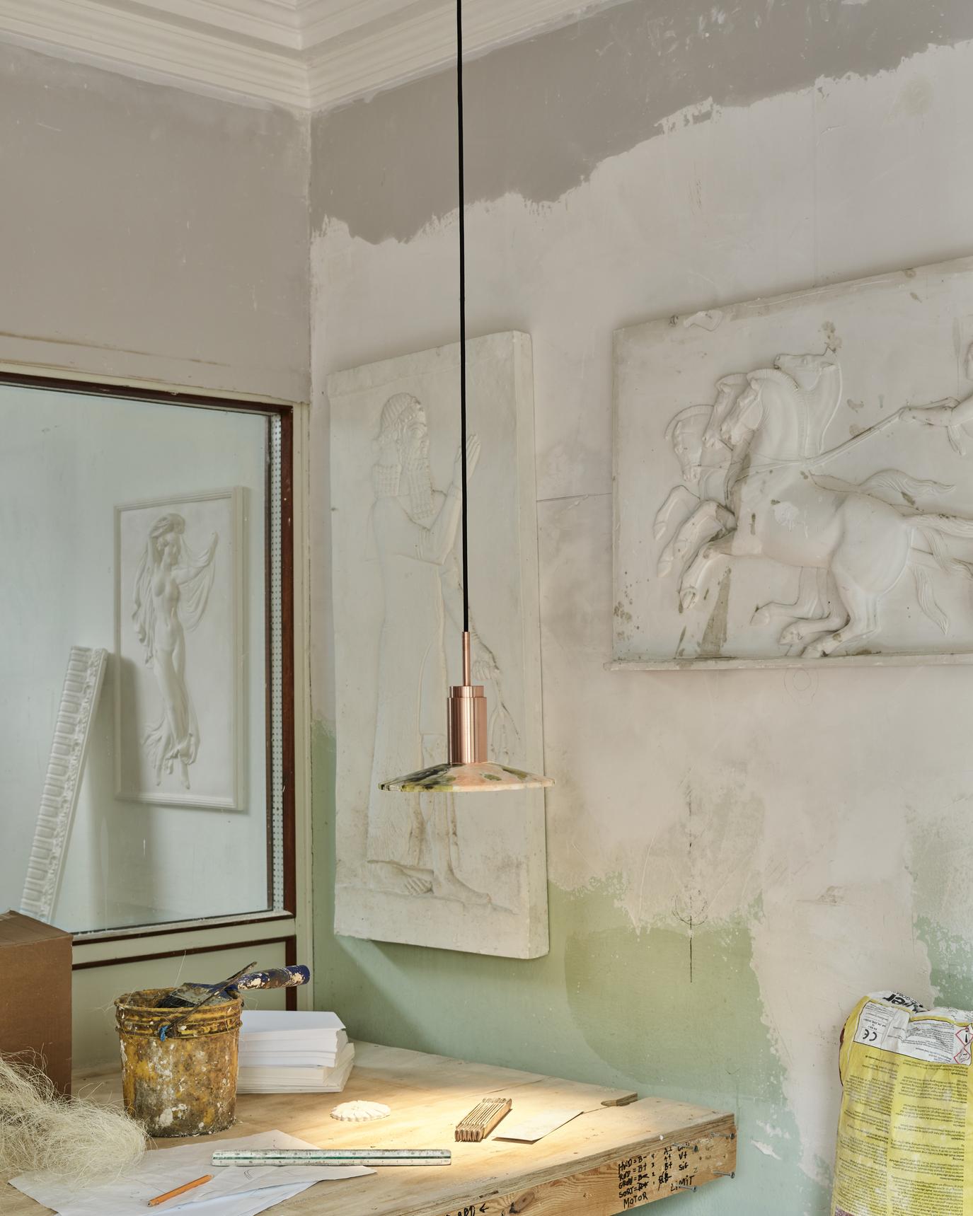 XXI secolo e contemporaneo Lampada a sospensione personalizzabile 'Donya Spot' di Anour, Ambra solare, Ottone lucido in vendita