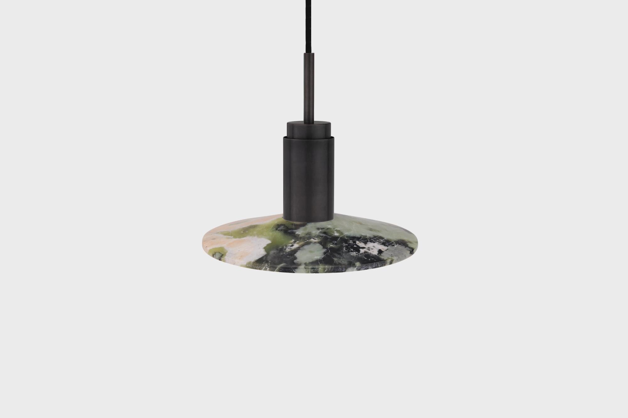 Lampada a sospensione personalizzabile 'Donya Spot' di Anour, Mix Solar, Acciaio nero

Dimensioni:
ø 26 cm x H. 24 cm

Dettagli tecnici:
- 240V / 120V
- Lampadina GU 10 (lampadina non inclusa)
- Potenza: Max. 6 W

Cavo: 
- Corde da 3,2 m in tessuto