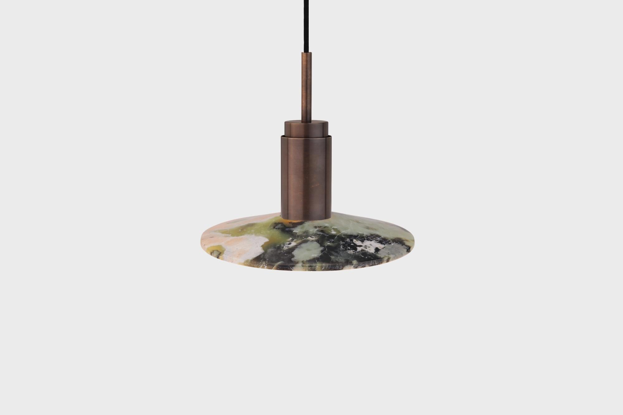 Lámpara Colgante Personalizable 'Donya Spot' de Anour, Mix Solar, Latón Marrón

Dimensiones:
ø 26 cm x A. 24 cm

Detalles técnicos:
- 240V / 120V
- Bombilla GU 10 (bombilla no incluida)
- Vatios: Máx. 6 W

Cuerda: 
- Cordón textil negro de 3,2 m