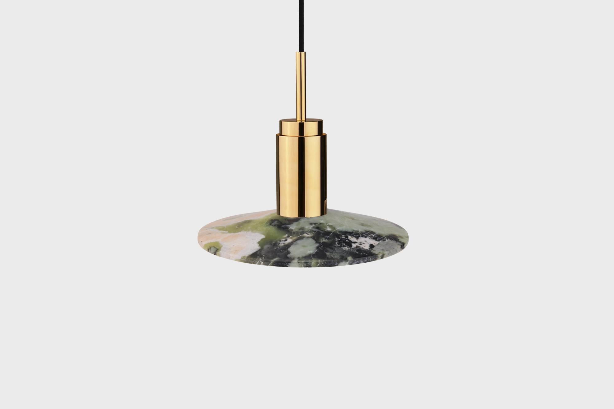 Lampada a sospensione personalizzabile 'Donya Spot' di Anour, Mix Solar, Ottone Lucido

Dimensioni:
ø 26 cm x H. 24 cm

Dettagli tecnici:
- 240V / 120V
- Lampadina GU 10 (lampadina non inclusa)
- Potenza: Max. 6 W

Cavo: 
- Corde da 3,2 m in tessuto
