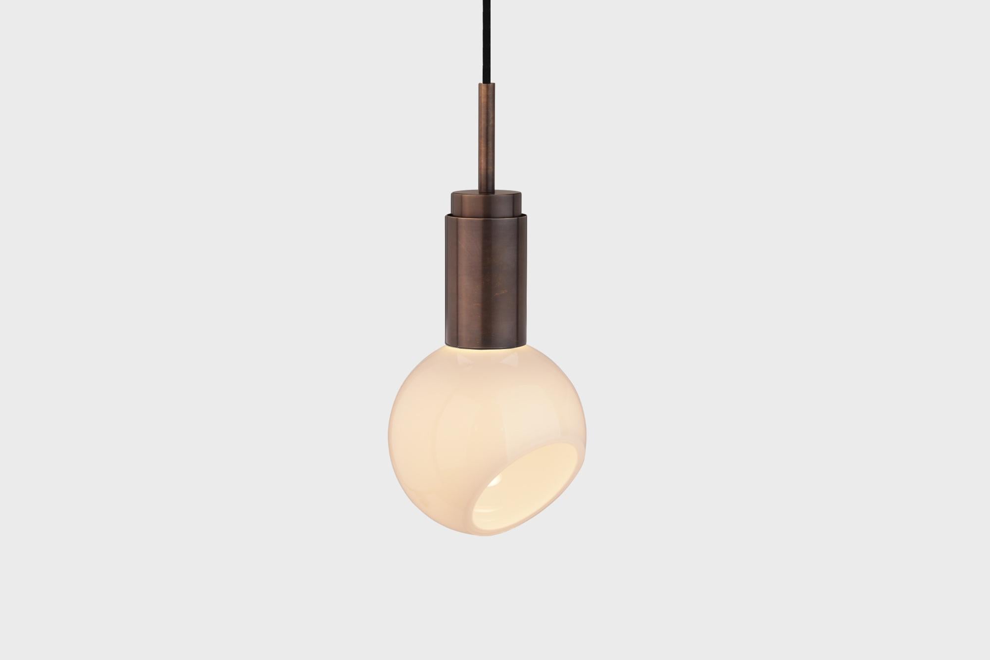 Anpassbare Pendelleuchte 'Donya Spot' von Anour, Kugel, gebräuntes Messing

Abmessungen:
ø 15 cm x H. 35 cm

Technische Einzelheiten:
- 240V / 120V
- GU 10 Glühbirne (Glühbirne nicht enthalten)
- Wattleistung: Max. 6 W

Corde: 
- 3,2m schwarzes