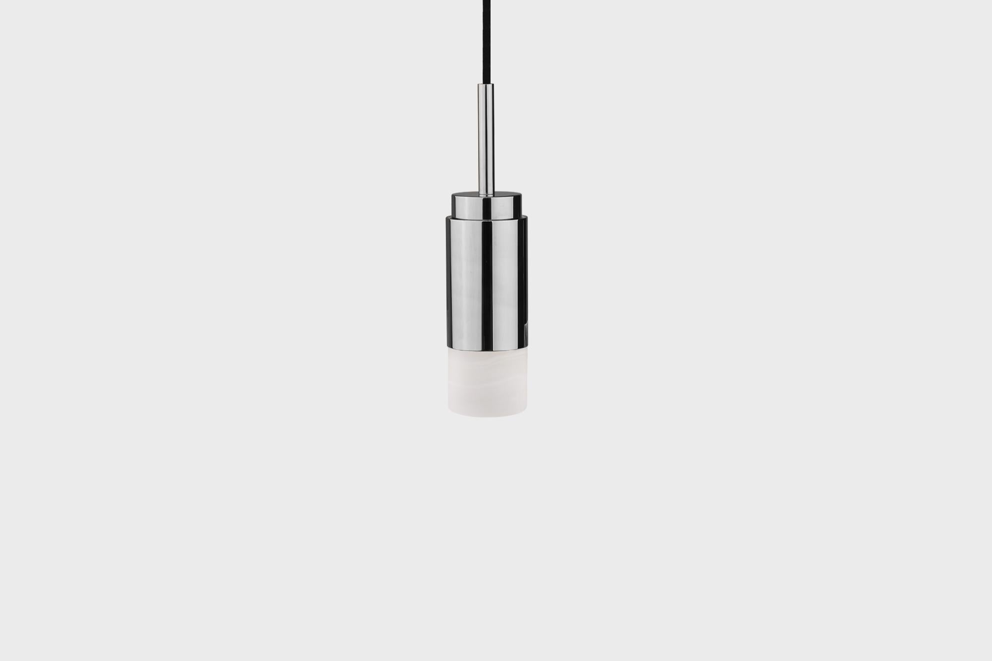 Lampe suspendue personnalisable 'Donya Spot' par Anour, cylindre blanc, acier poli

Dimensions :
ø 6 cm x H. 25 cm

Détails techniques :
- 240V / 120V
- Ampoule GU 10 (ampoule non incluse)
- Puissance : Max. 6 W

Corde : 
- Corde textile noire de
