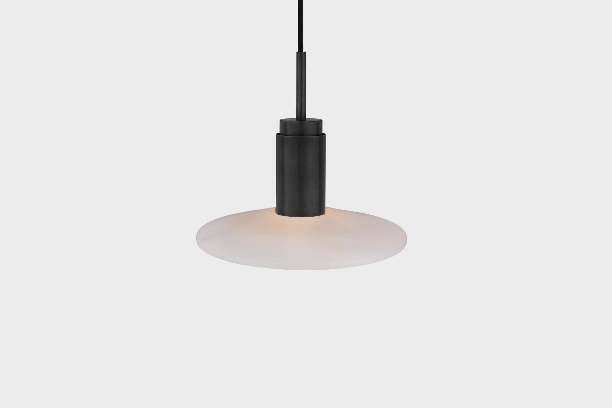 Lampada a sospensione personalizzabile 'Donya Spot' di Anour, solare bianco, acciaio nero

Dimensioni:
ø 26 cm x H. 24 cm

Dettagli tecnici:
- 240V / 120V
- Lampadina GU 10 (lampadina non inclusa)
- Potenza: Max. 6 W

Cavo: 
- Corde da 3,2 m in