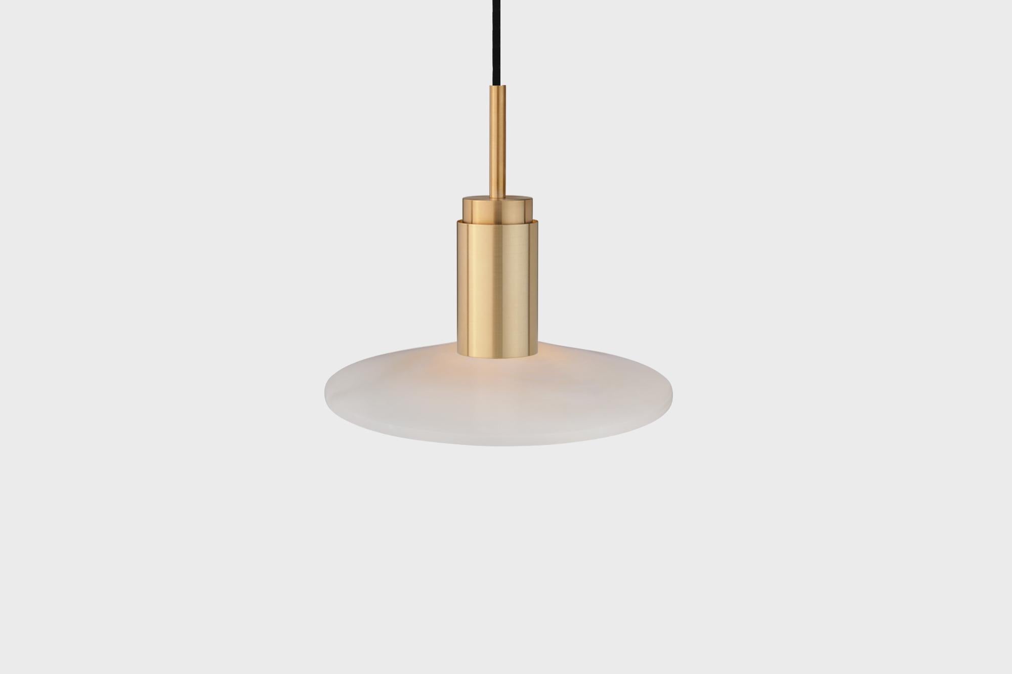Lampe pendante personnalisable 'Donya Spot' par Anour, Solaire blanc, Laiton brossé

Dimensions :
ø 26 cm x H. 24 cm

Détails techniques :
- 240V / 120V
- Ampoule GU 10 (ampoule non incluse)
- Puissance : Max. 6 W

Corde : 
- Corde textile noire de