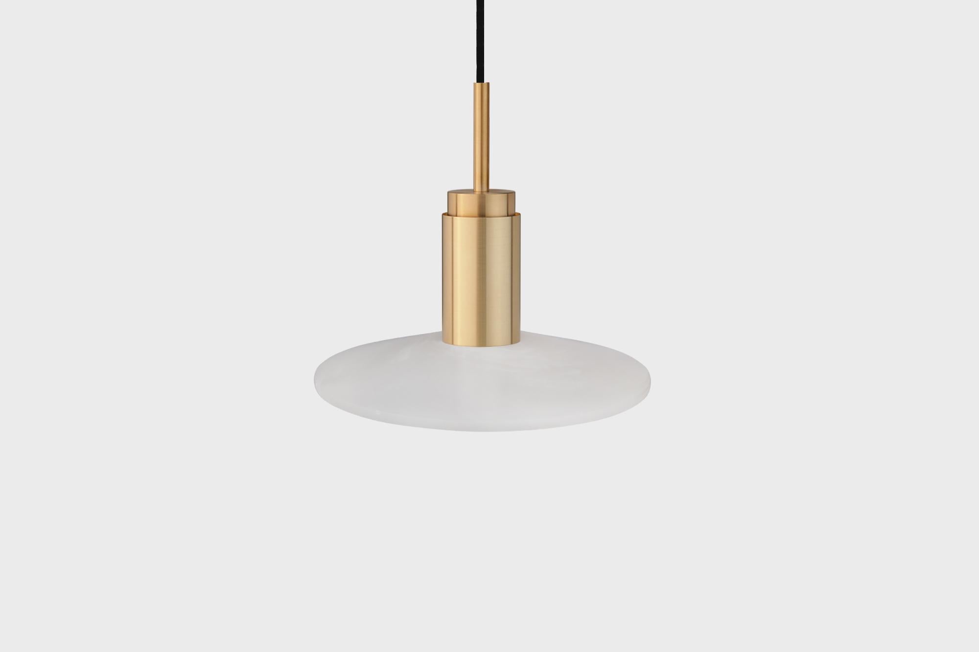 Moderne Lampe suspendue personnalisable Donya Spot par Anour, White Solar, laiton brossé en vente