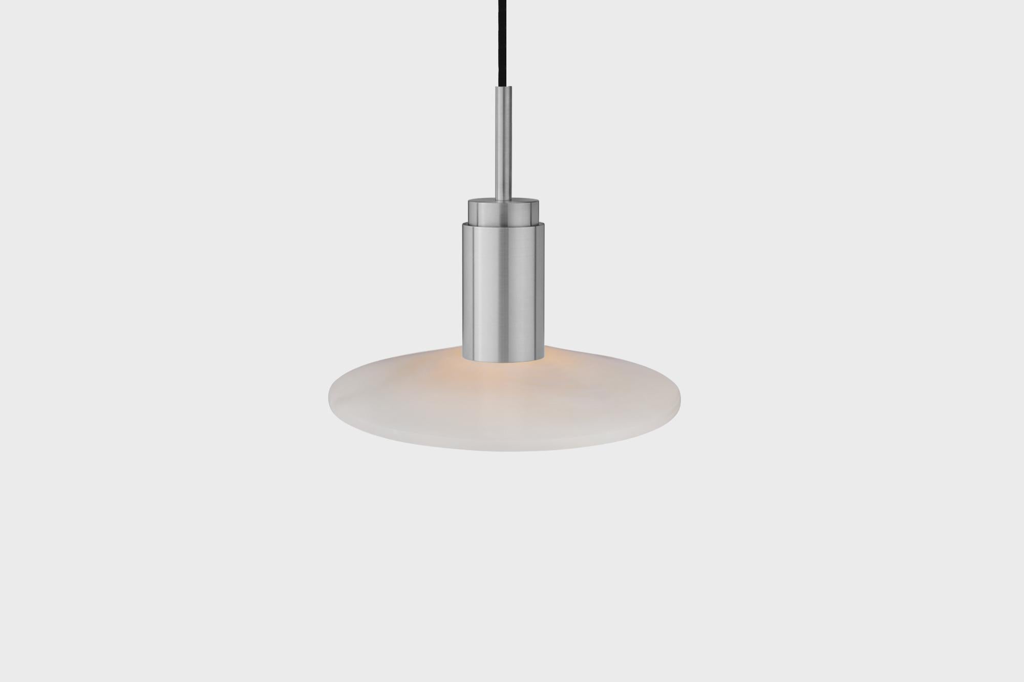 Lampada a sospensione personalizzabile 'Donya Spot' di Anour, solare bianca, acciaio spazzolato

Dimensioni:
ø 26 cm x H. 24 cm

Dettagli tecnici:
- 240V / 120V
- Lampadina GU 10 (lampadina non inclusa)
- Potenza: Max. 6 W

Cavo: 
- Corde da 3,2 m