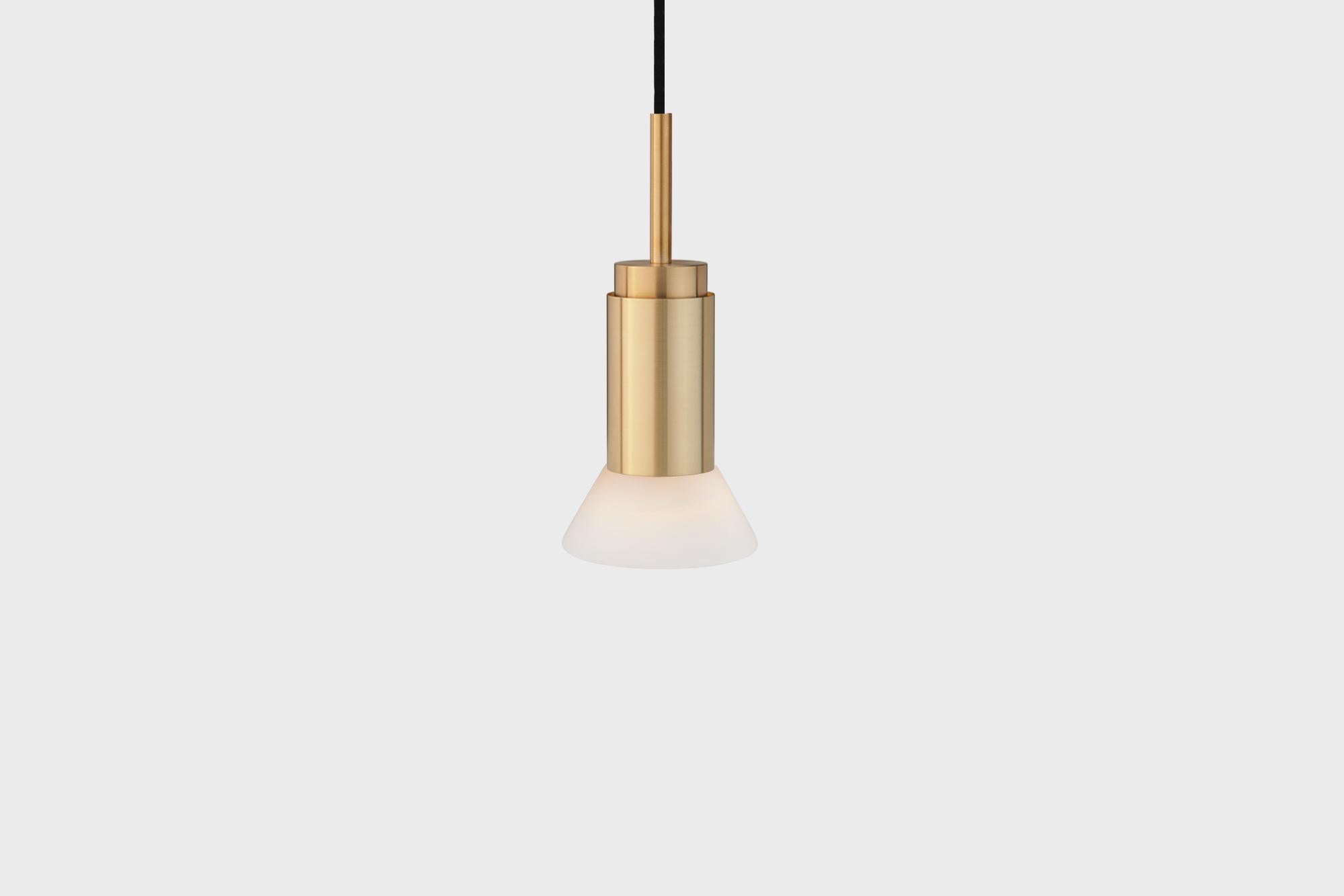 Lampe suspendue personnalisable 'Donya Spot' par Anour, Trapèze blanc, laiton brossé

Dimensions :
ø 12 cm x H. 25 cm

Détails techniques :
- 240V / 120V
- Ampoule GU 10 (ampoule non incluse)
- Puissance : Max. 6 W

Corde : 
- Corde textile noire de