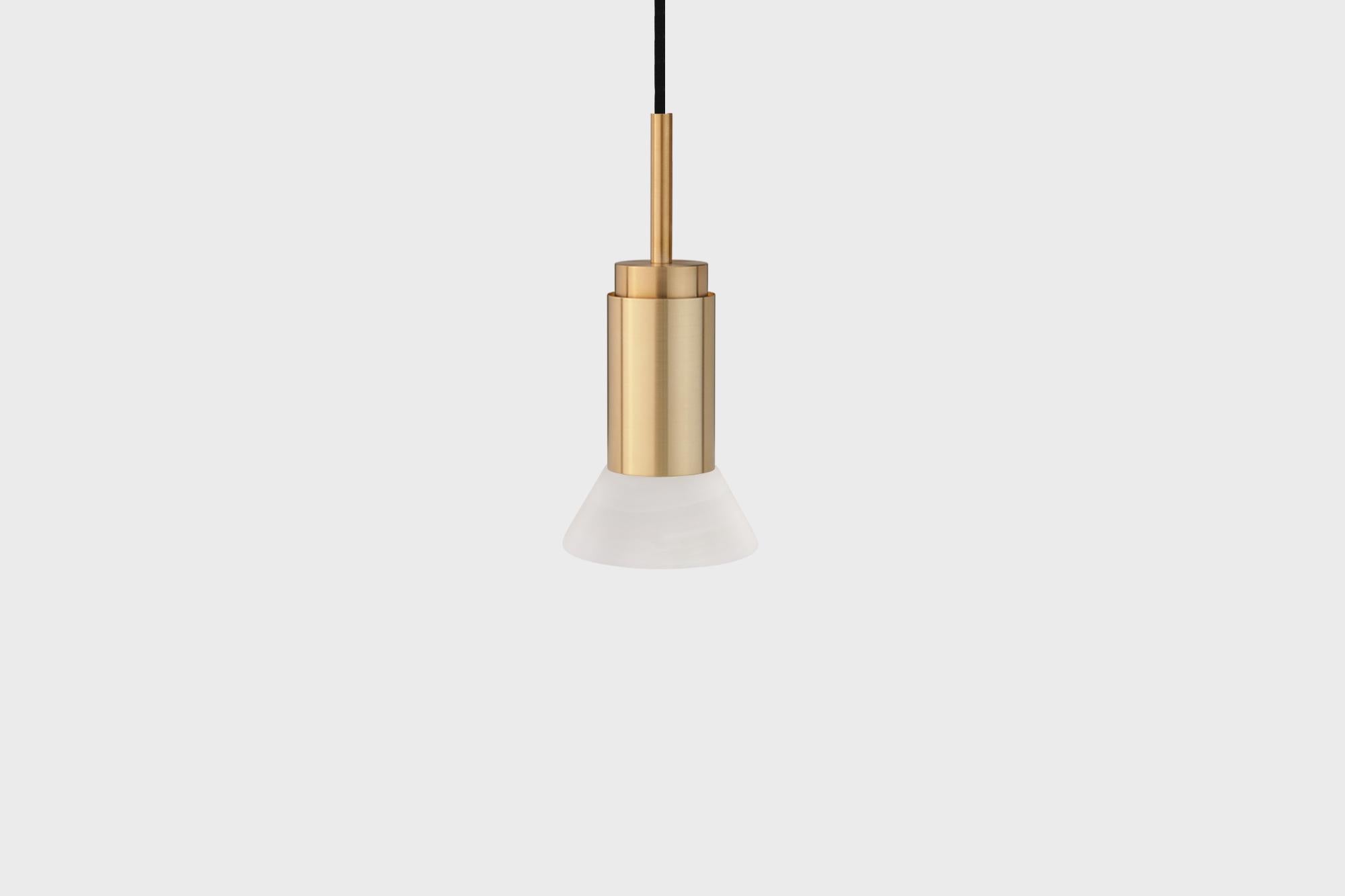 Moderne Lampe suspendue personnalisable 'Donya Spot' par Anour, Trapèze blanc, laiton brossé en vente