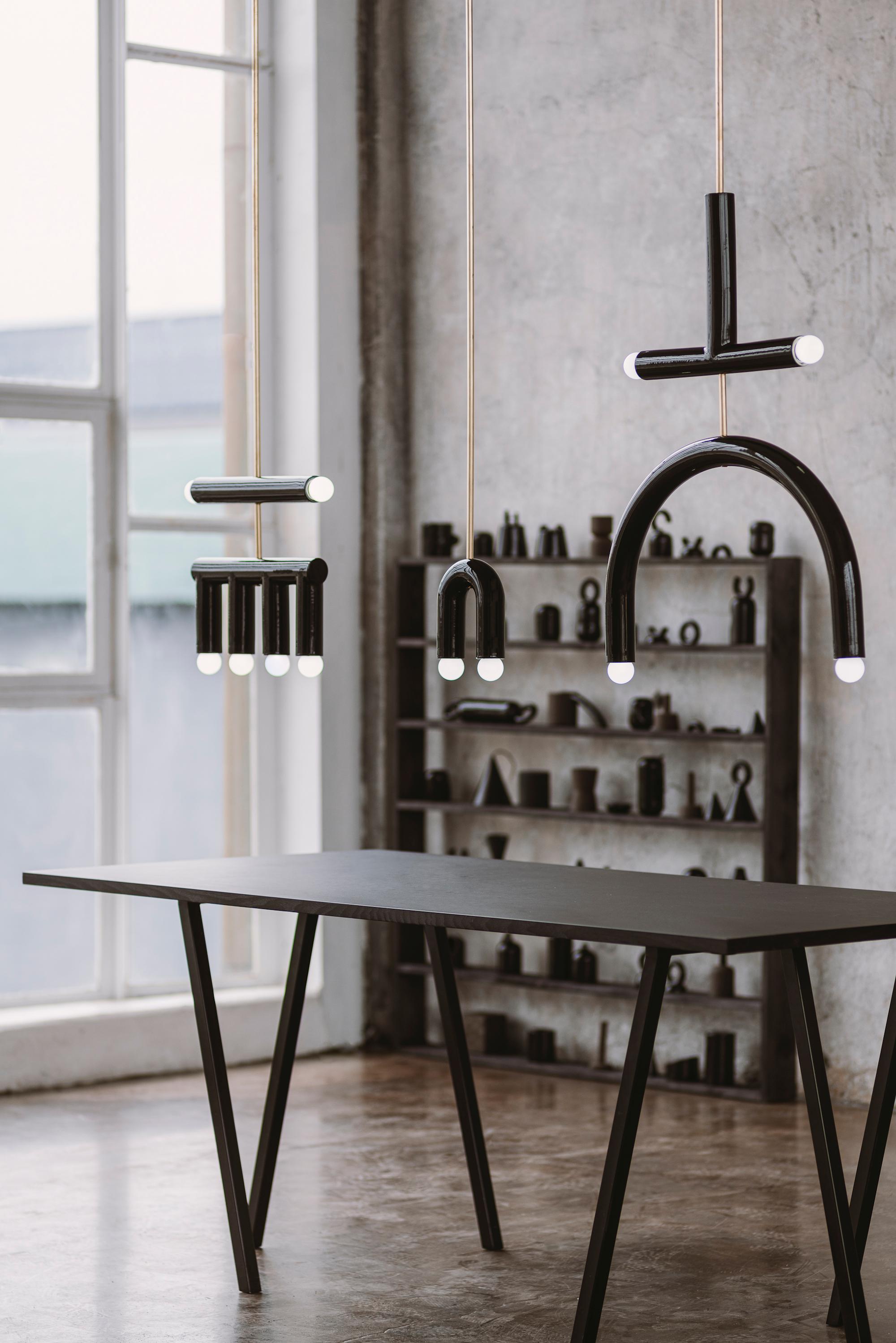 Smaltato Lampada a sospensione personalizzabile TRN D2, asta in ottone, ceramica ocra in vendita