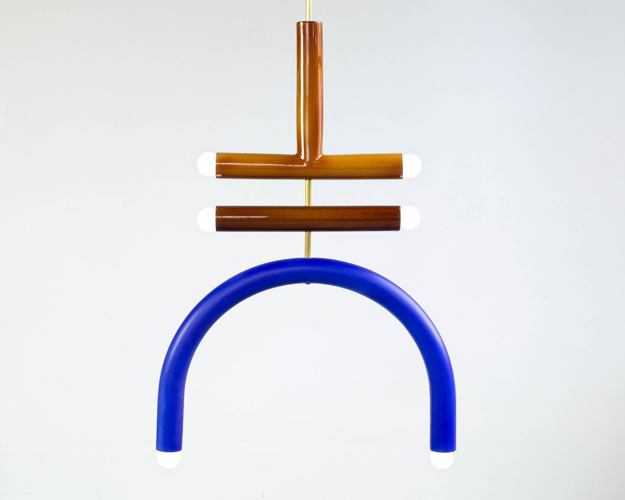 Laiton Lampe suspendue personnalisable 'TRN F2', tige en laiton, céramique rouge, brown et bleu cobalt en vente